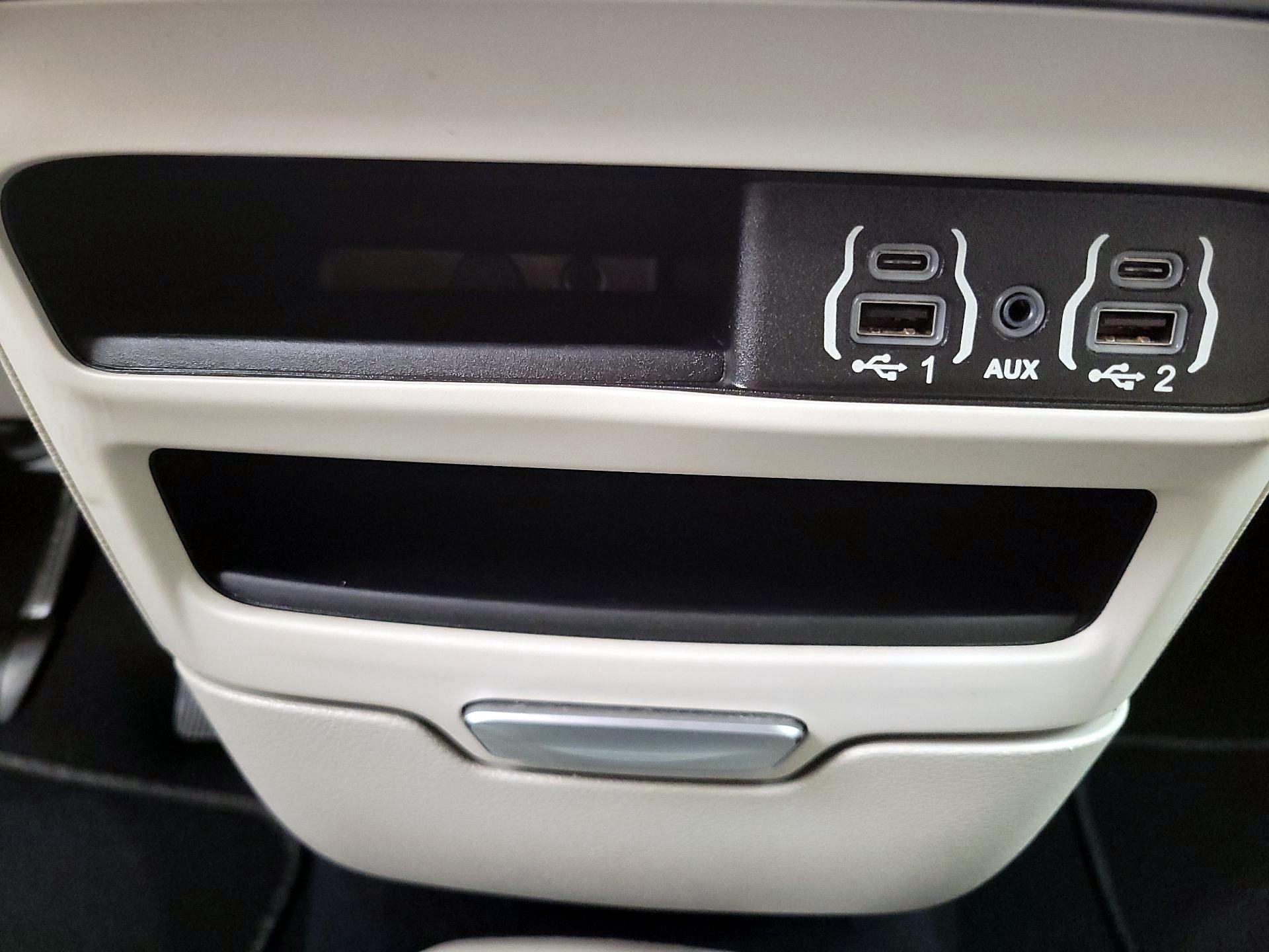 Thumbnail: 2021 Chrysler Pacifica - 18