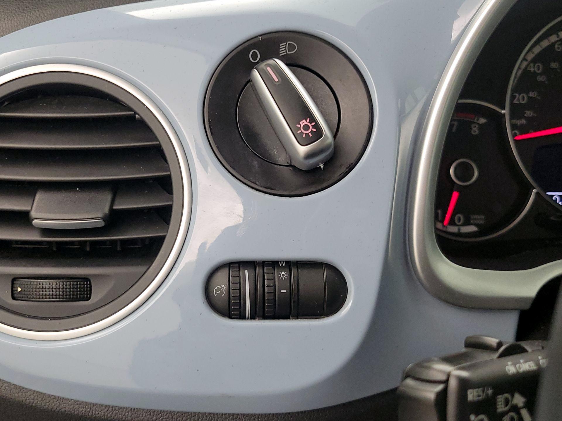 Thumbnail: 2015 Volkswagen Beetle - 13