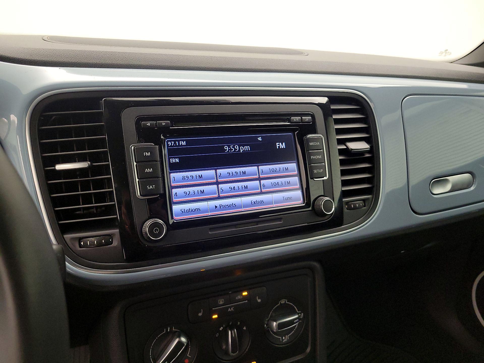 Thumbnail: 2015 Volkswagen Beetle - 14