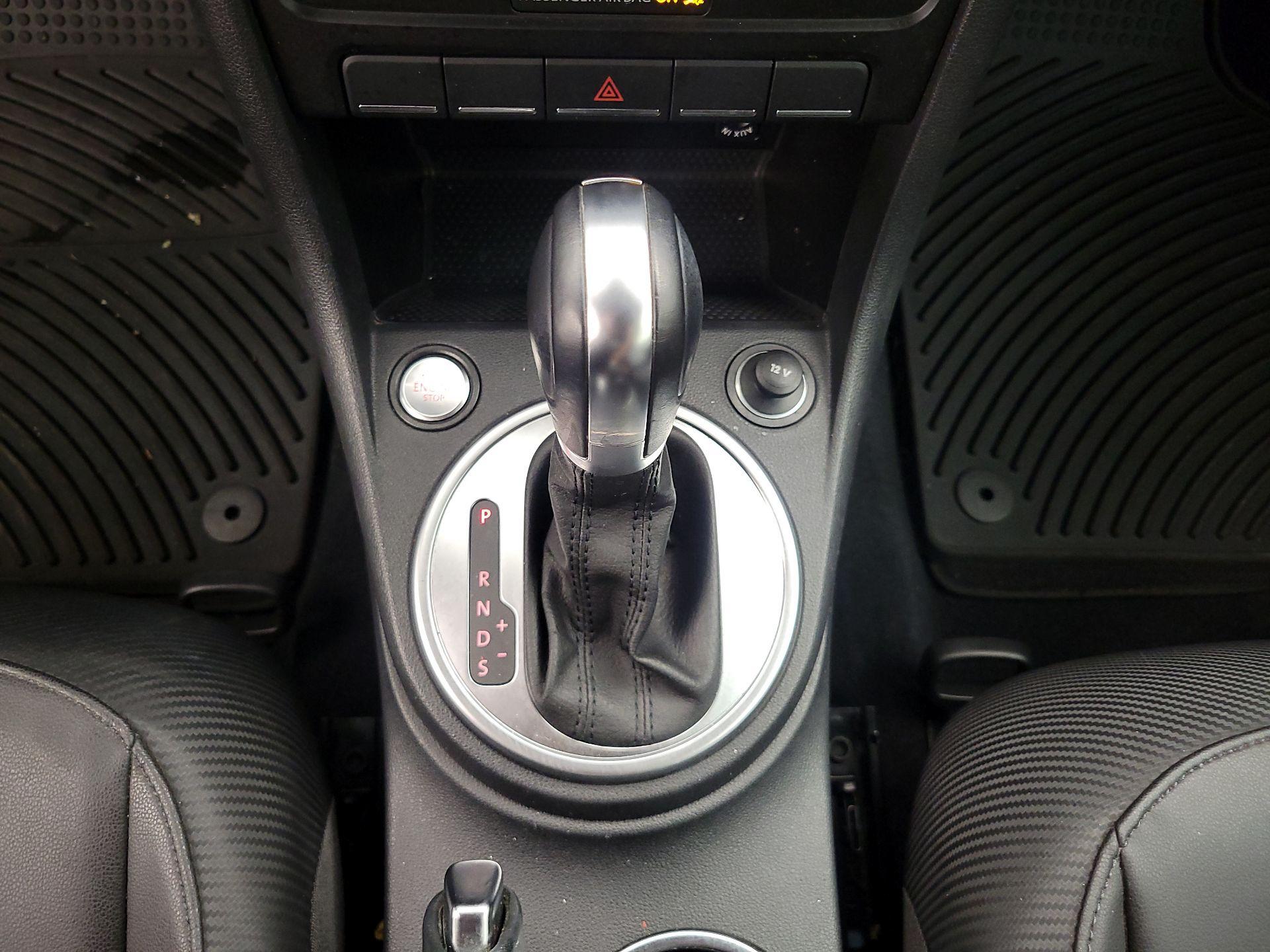 Thumbnail: 2015 Volkswagen Beetle - 16