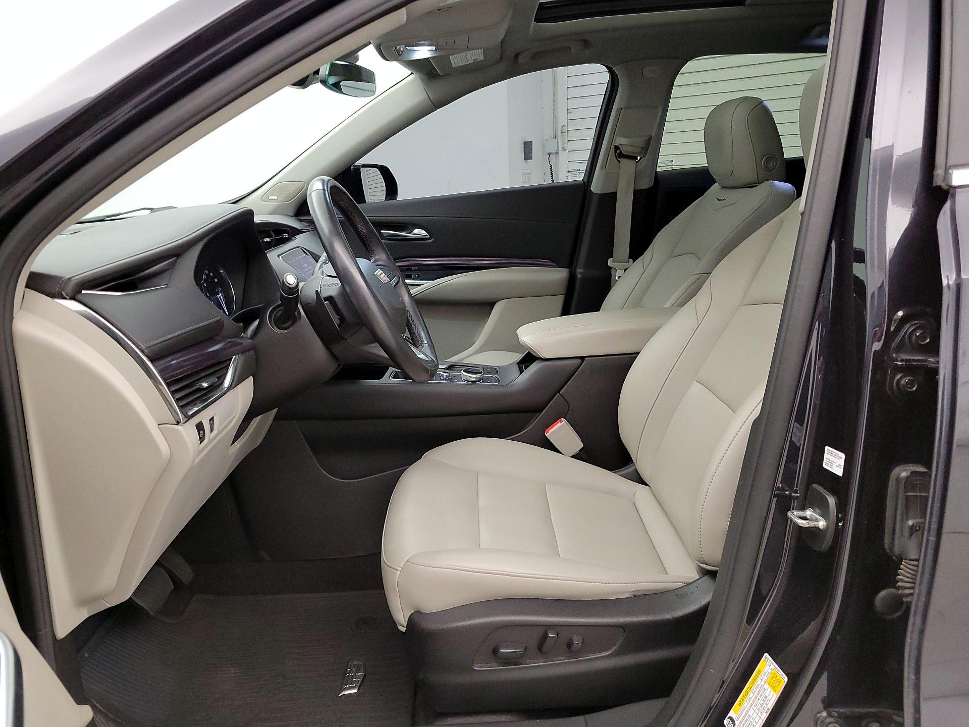 Thumbnail: 2022 Cadillac XT4 - 11