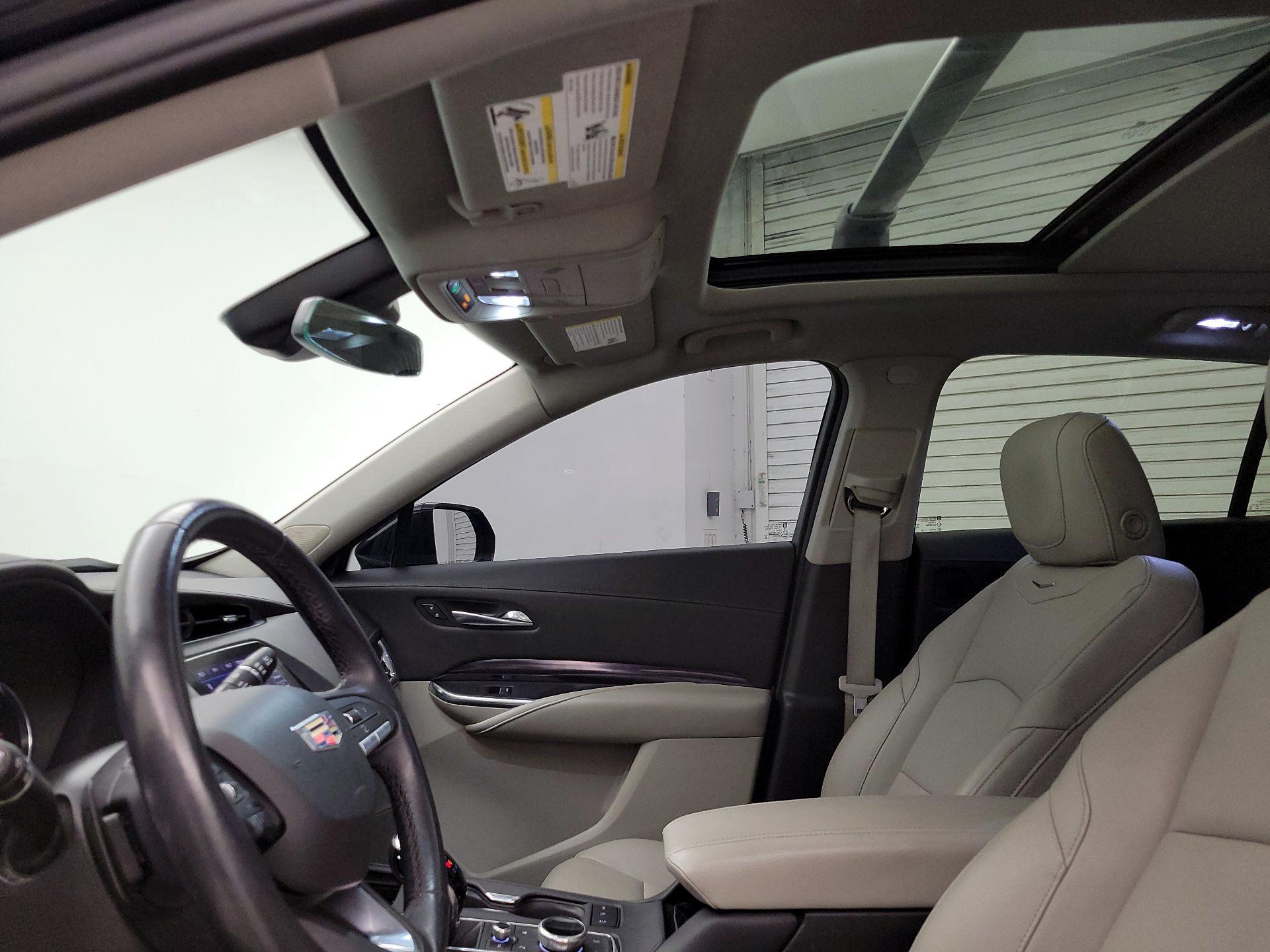 Thumbnail: 2022 Cadillac XT4 - 19