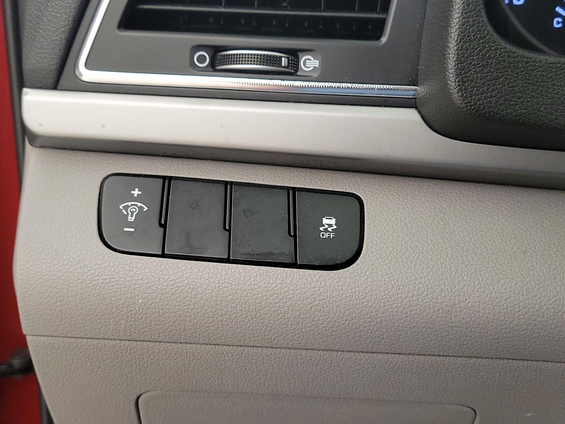 Thumbnail: 2017 Hyundai Elantra - 13