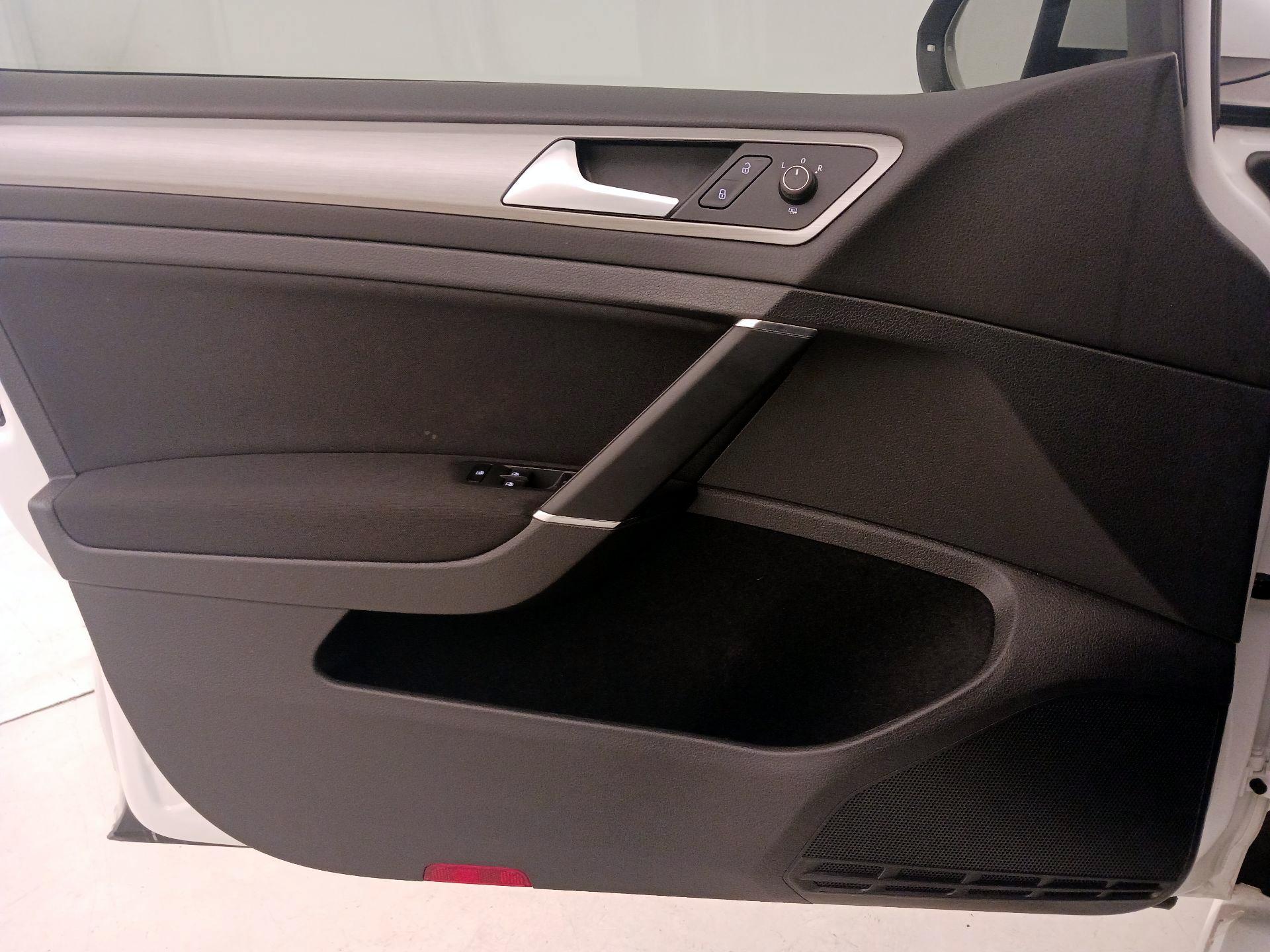 Thumbnail: 2016 Volkswagen Golf - 12