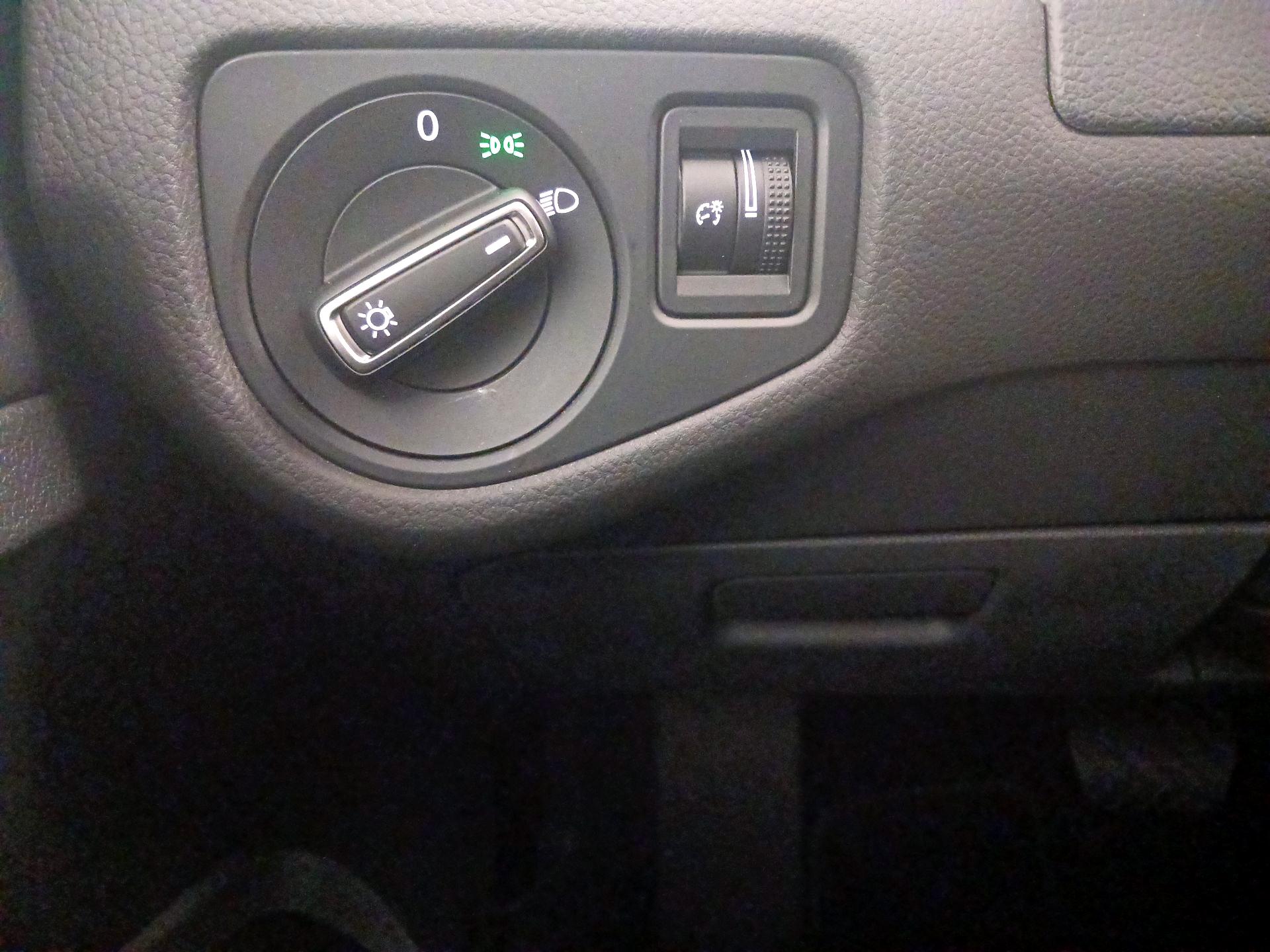 Thumbnail: 2016 Volkswagen Golf - 13