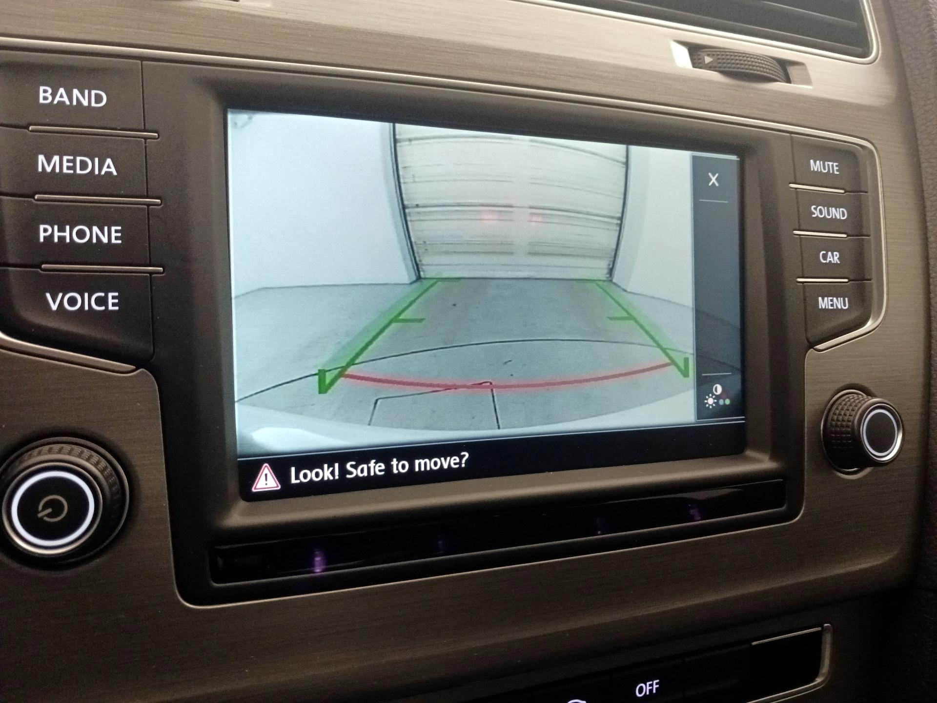 Thumbnail: 2016 Volkswagen Golf - 14