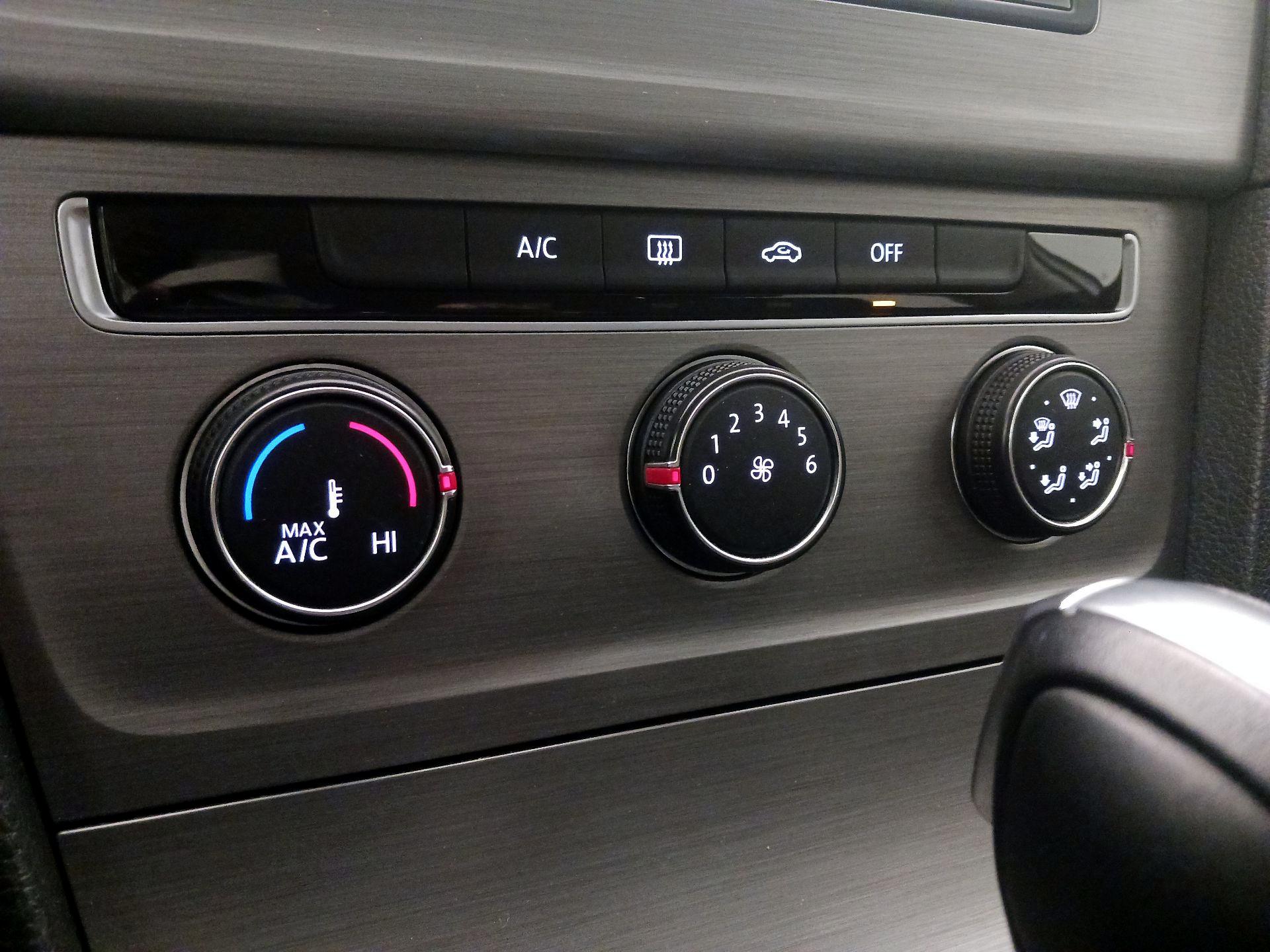 Thumbnail: 2016 Volkswagen Golf - 16