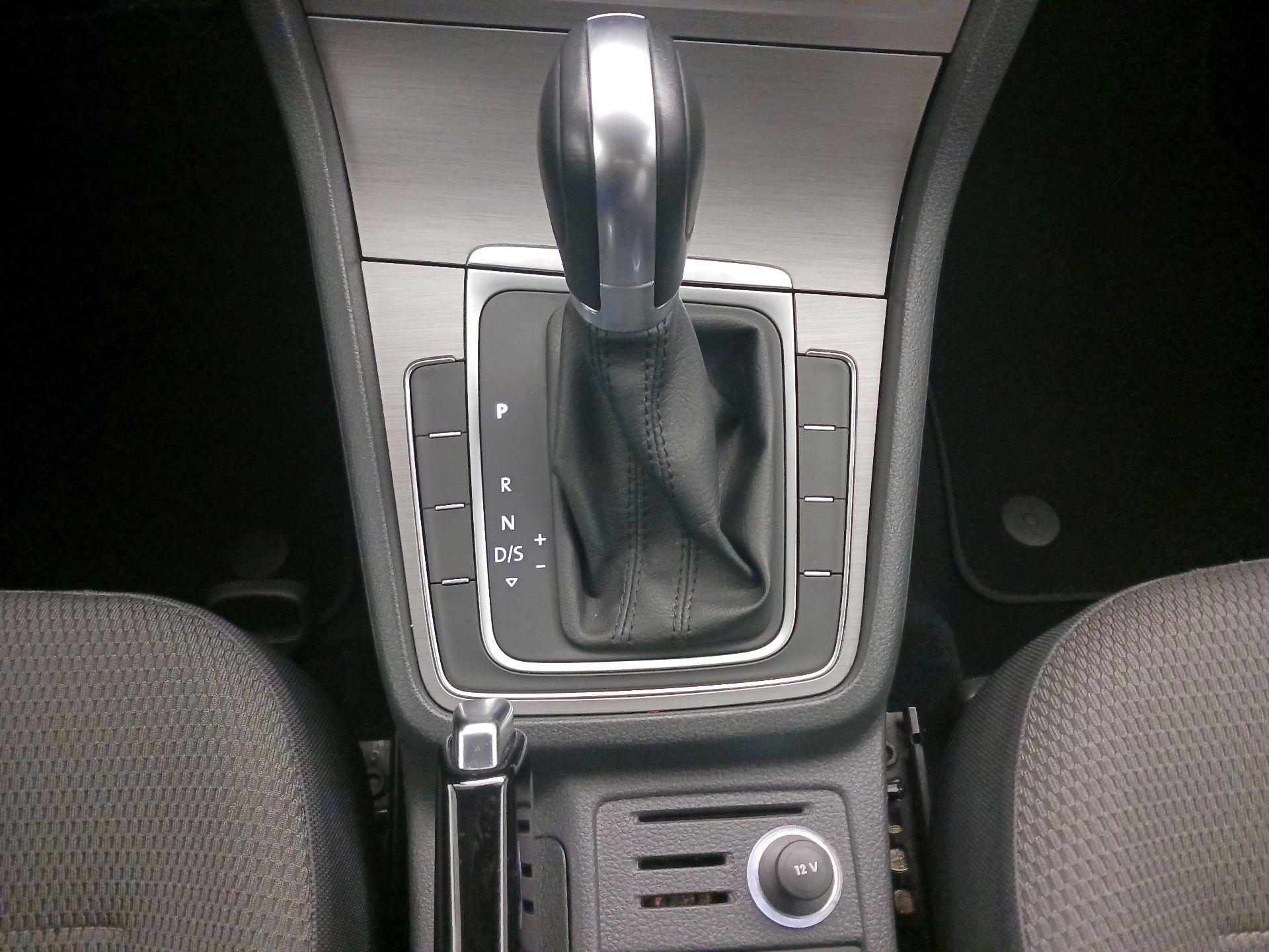 Thumbnail: 2016 Volkswagen Golf - 17