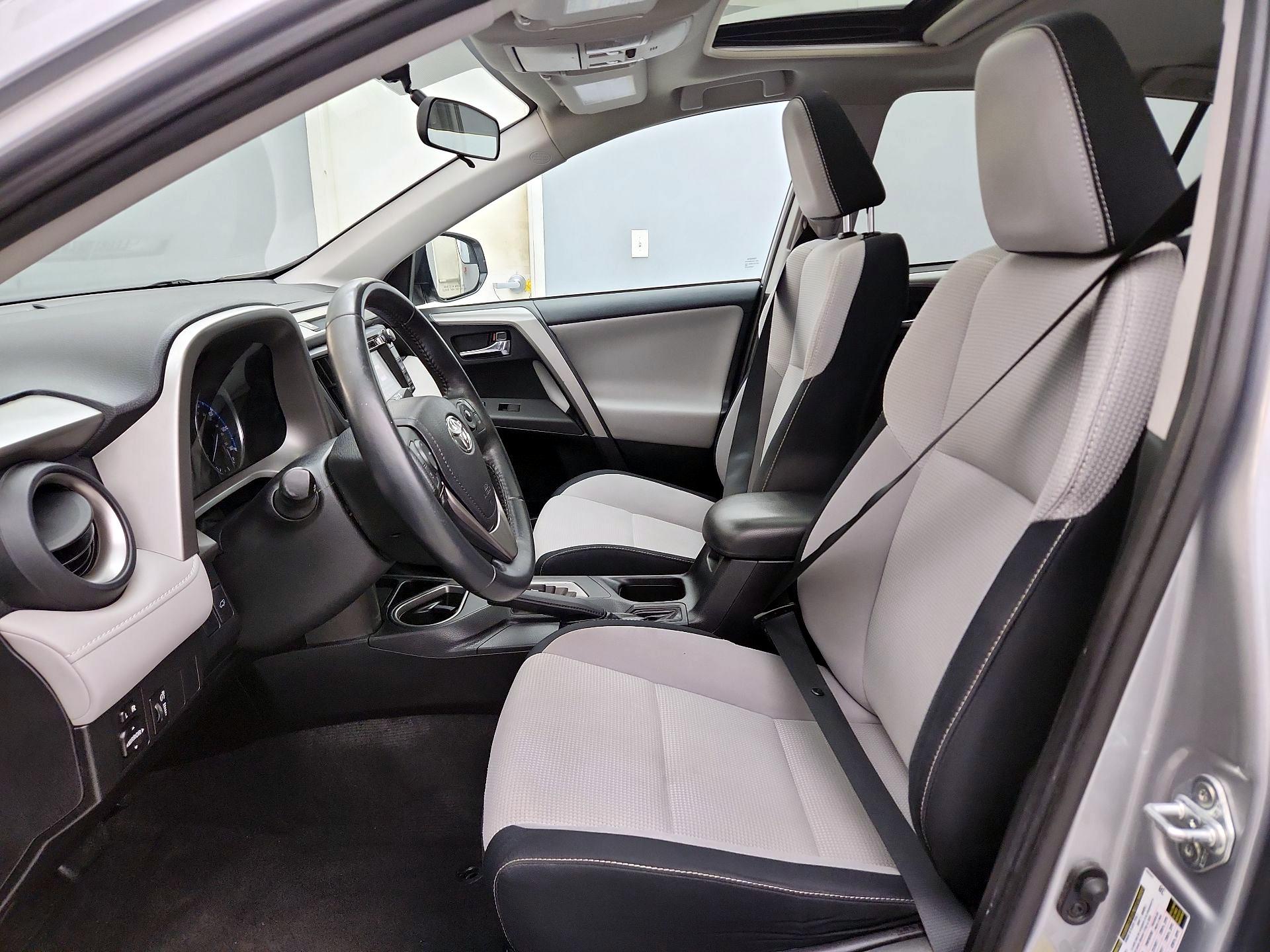 Thumbnail: 2016 Toyota RAV4 - 11