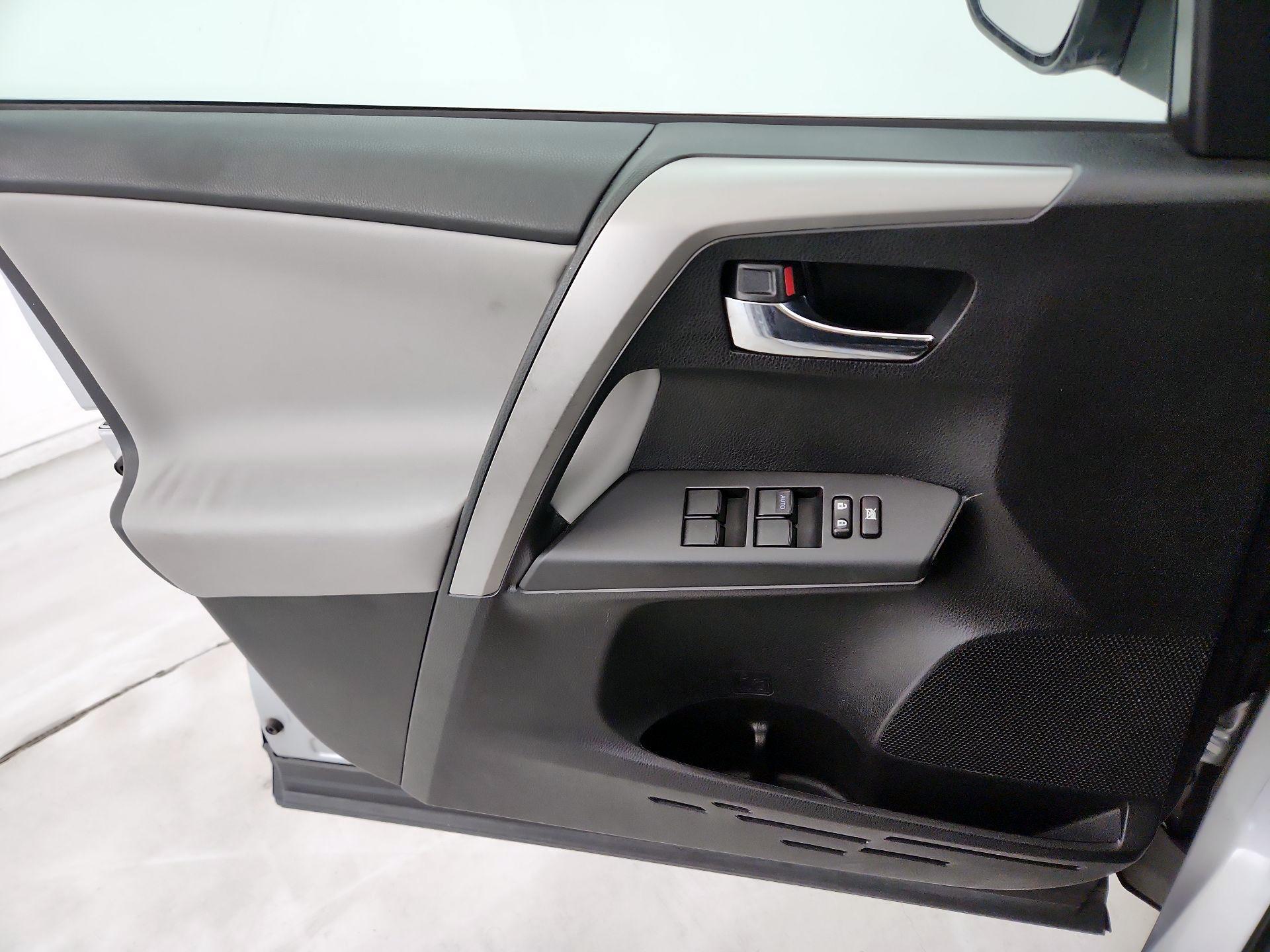 Thumbnail: 2016 Toyota RAV4 - 12