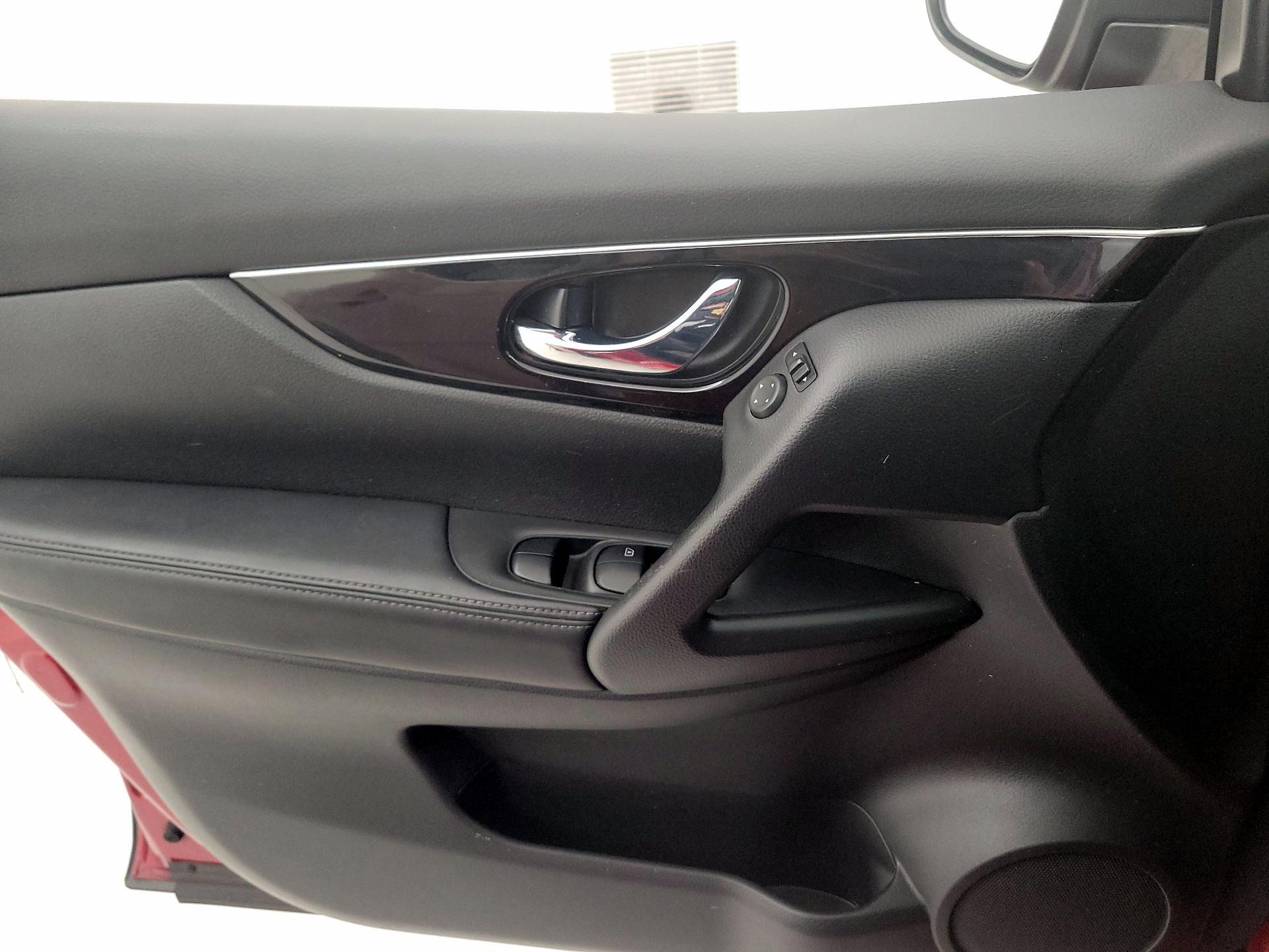 Thumbnail: 2018 Nissan Rogue Sport - 12