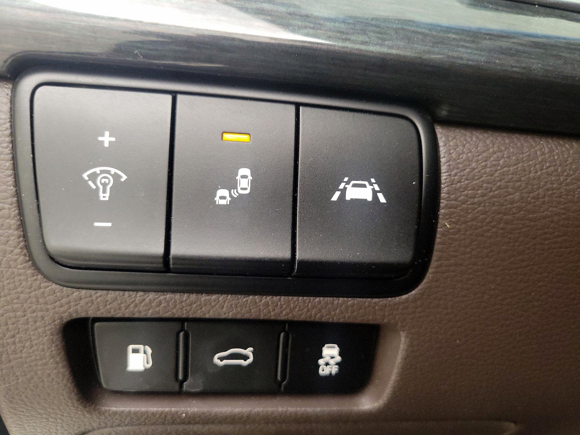 Thumbnail: 2017 Kia Cadenza - 13