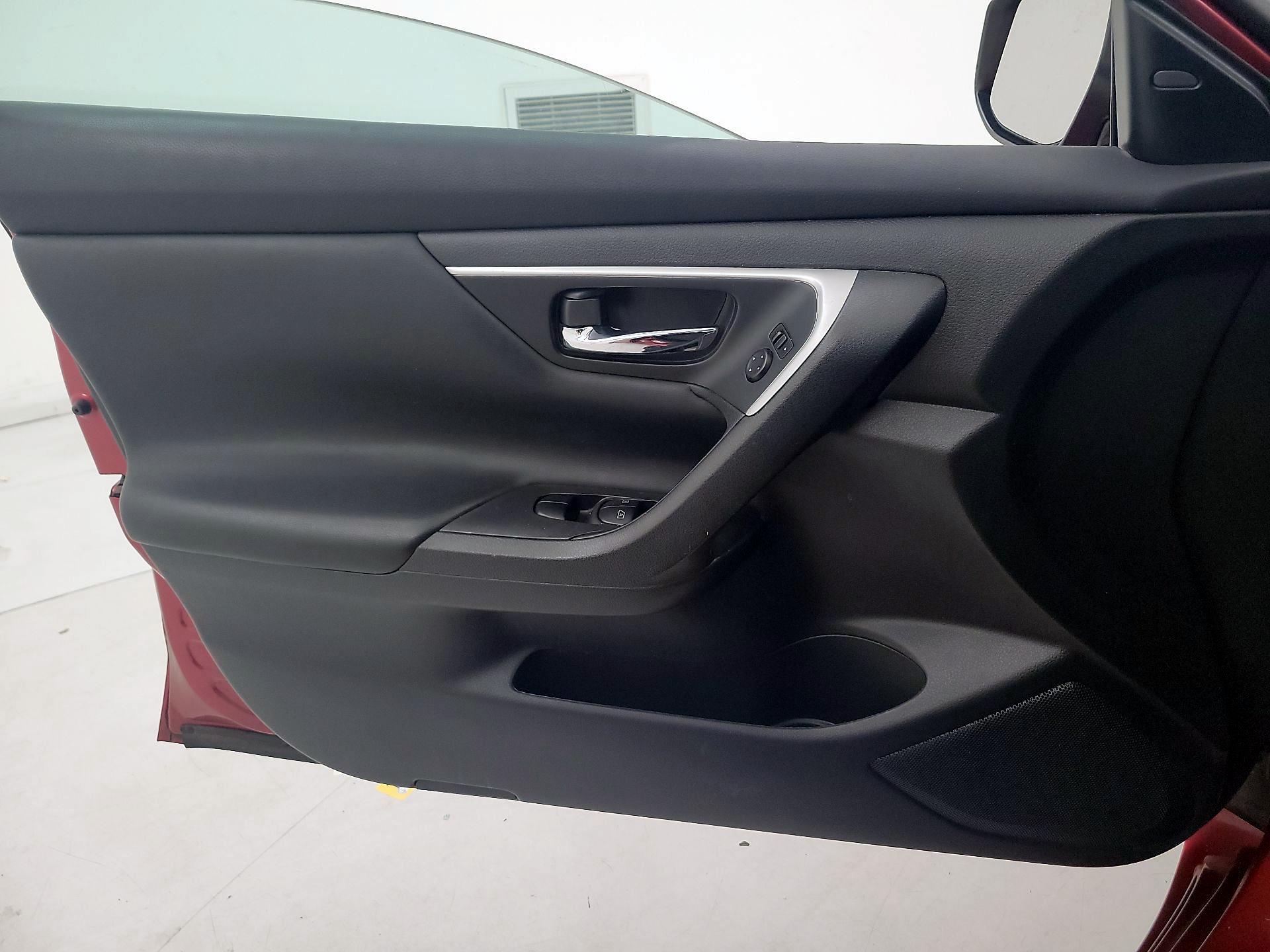 Thumbnail: 2017 Nissan Altima - 12