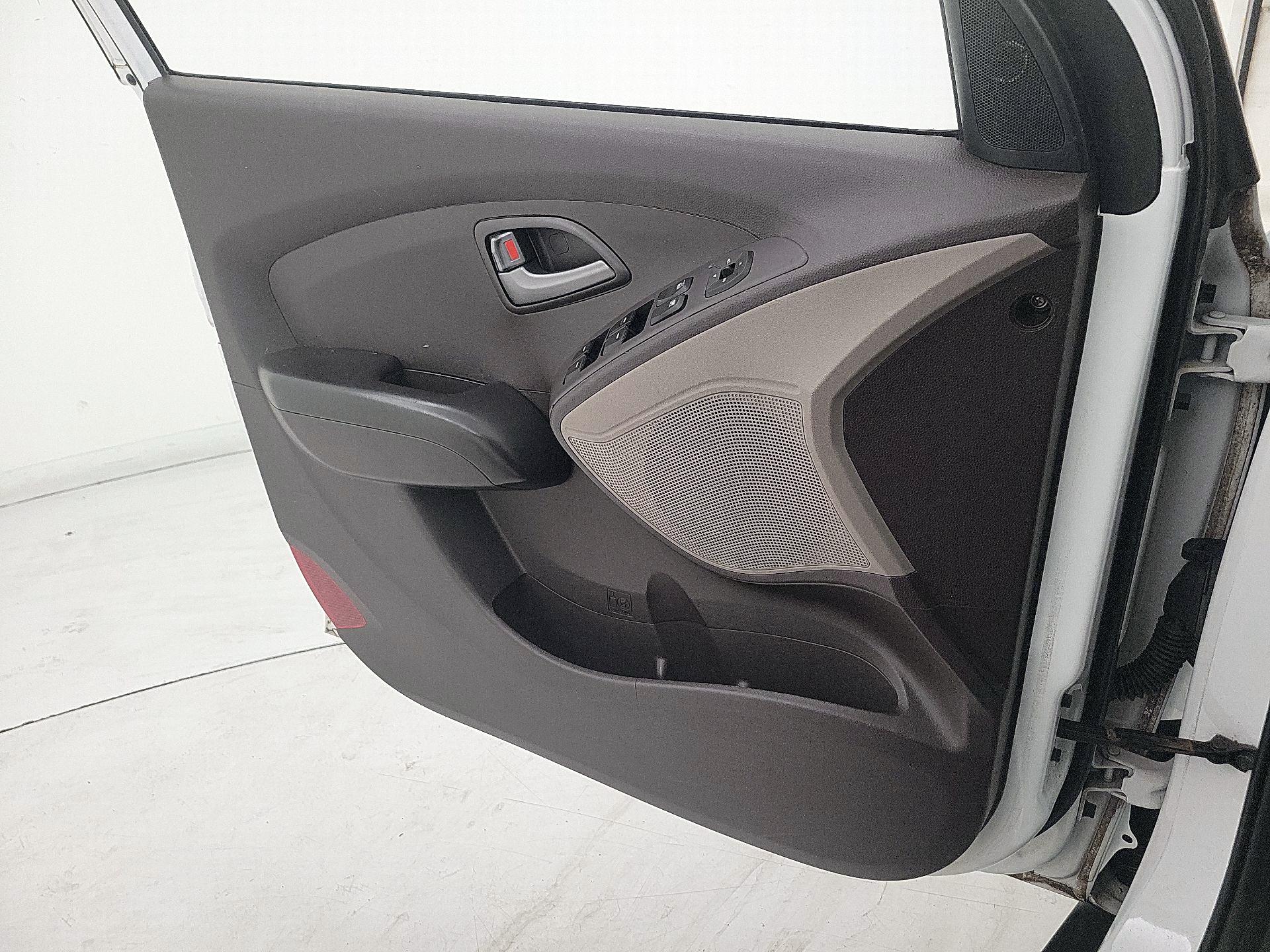 Thumbnail: 2015 Hyundai Tucson - 10