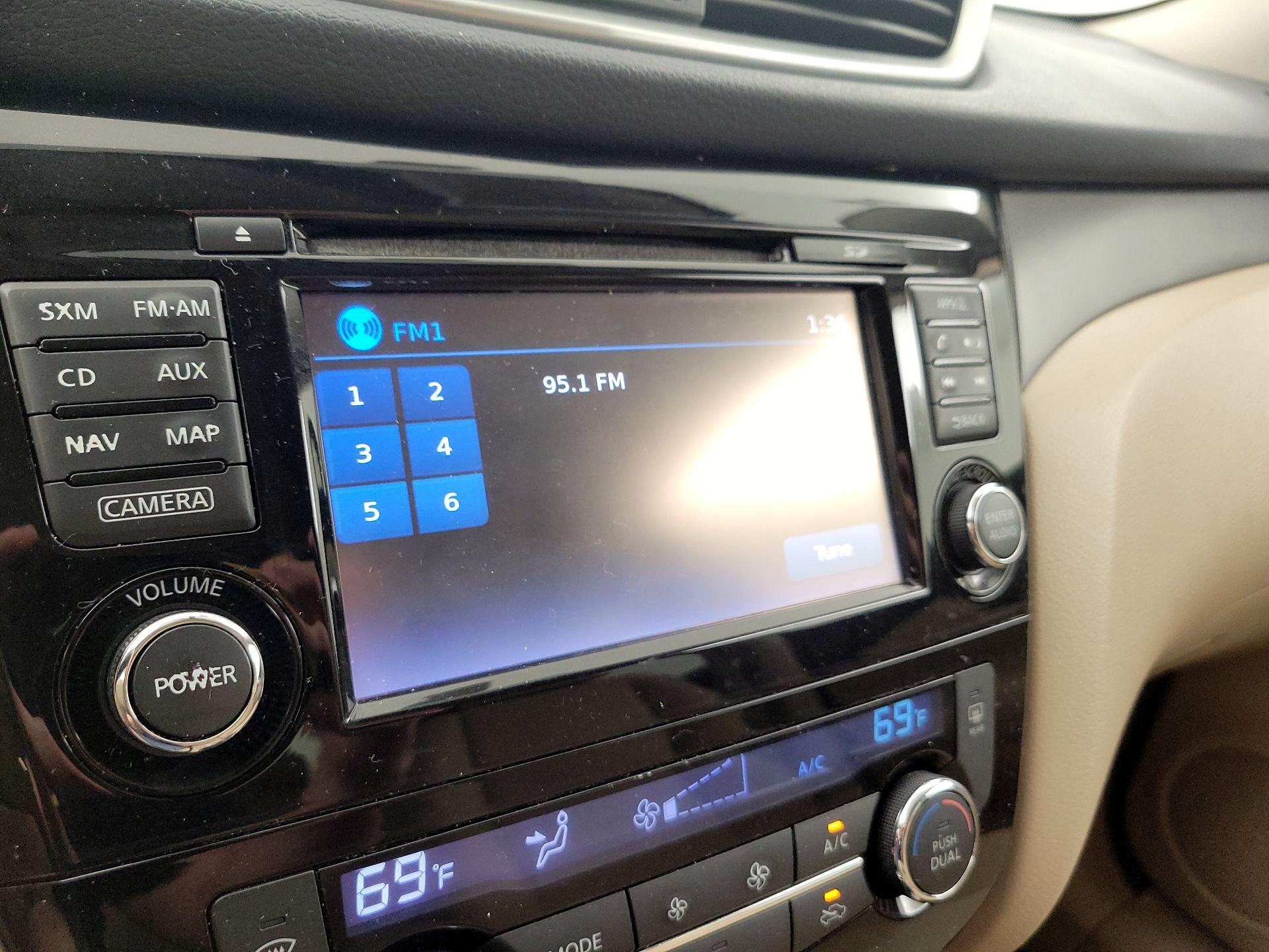 Thumbnail: 2015 Nissan Rogue - 16