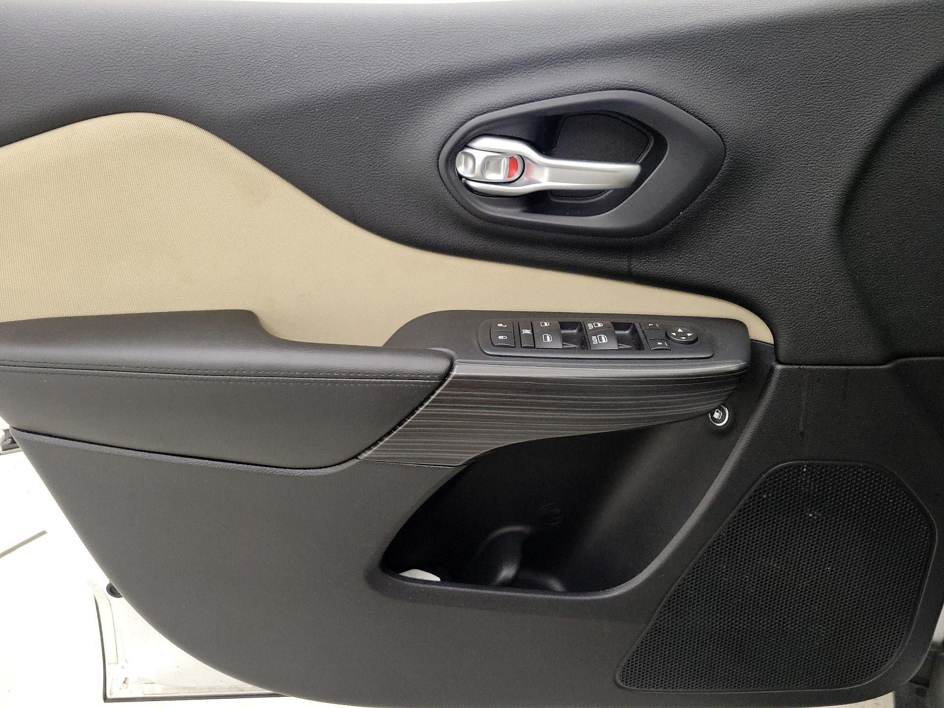 Thumbnail: 2016 Jeep Cherokee - 12