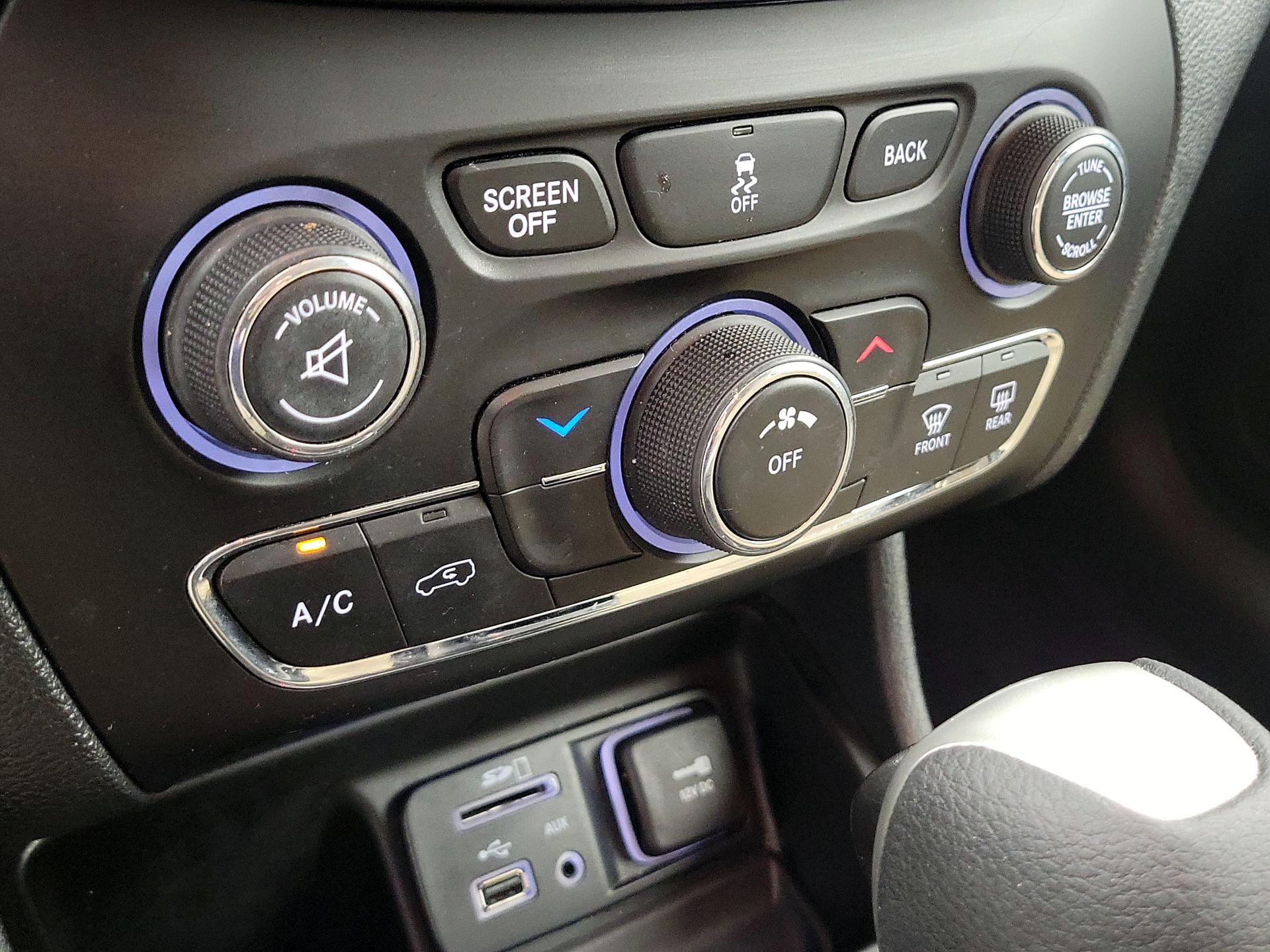 Thumbnail: 2016 Jeep Cherokee - 16