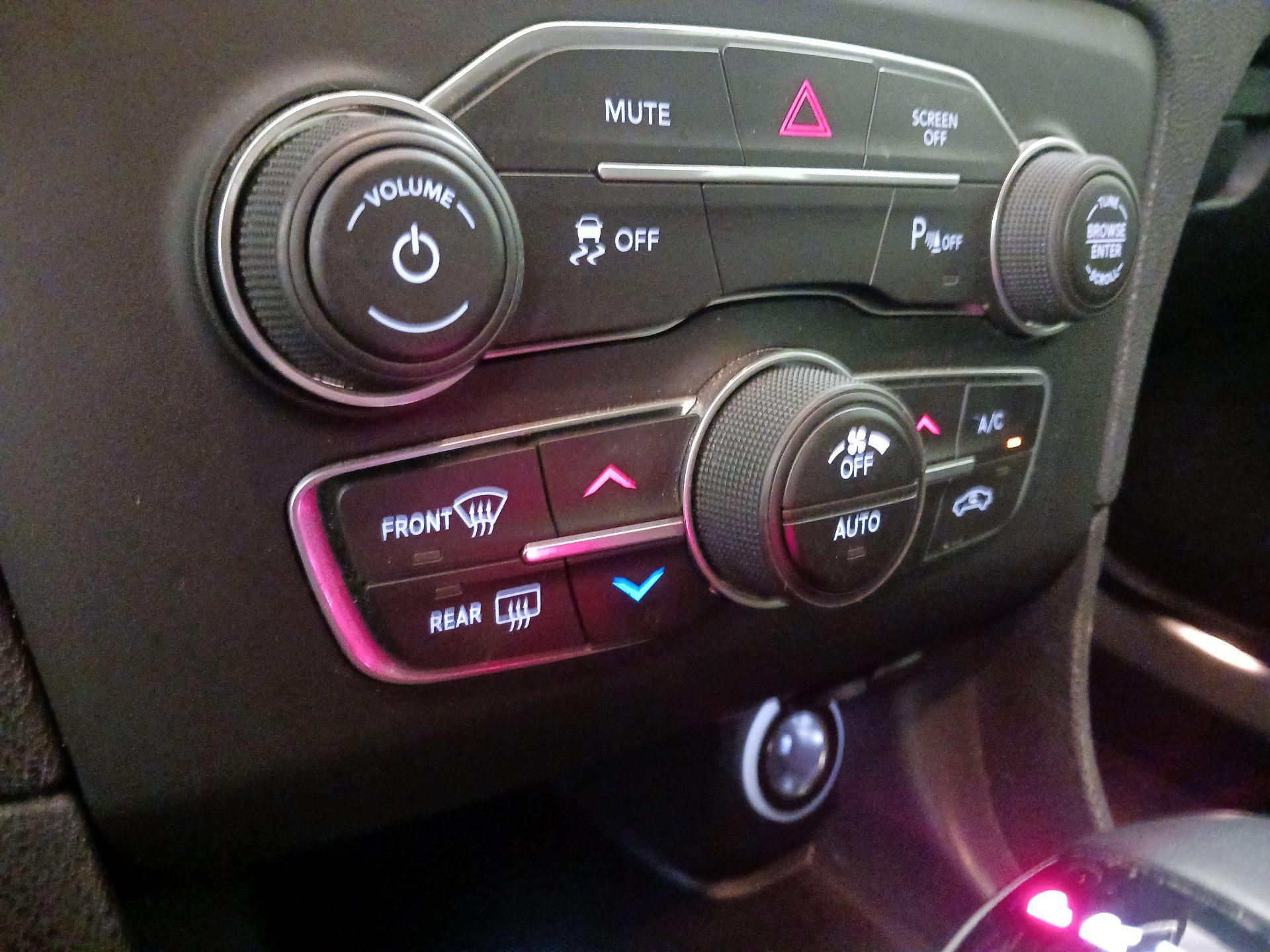 Thumbnail: 2018 Dodge Charger - 16