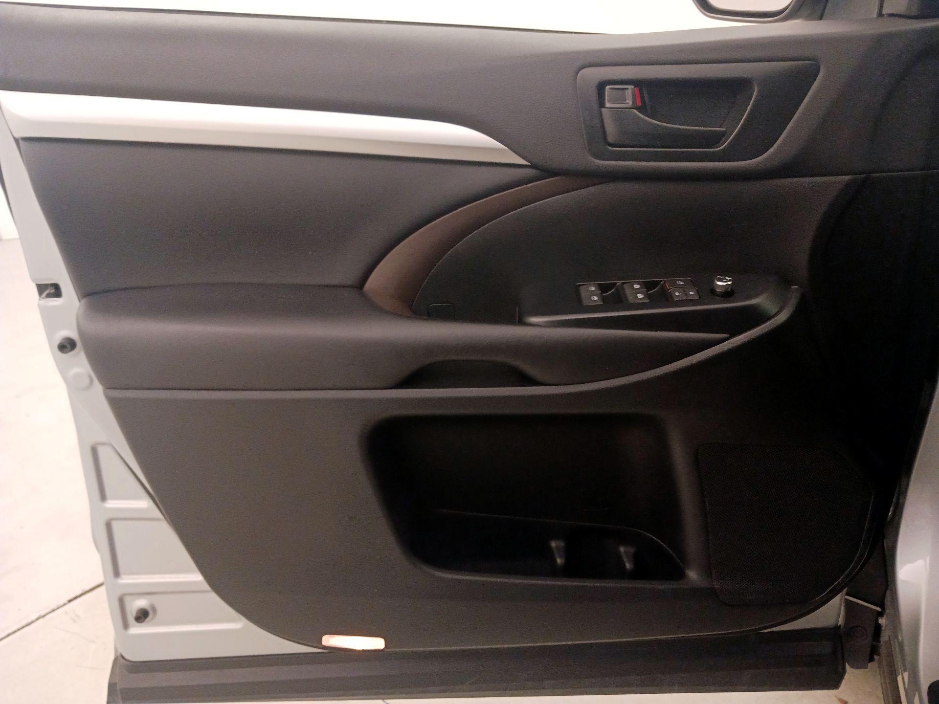 Thumbnail: 2019 Toyota Highlander - 12