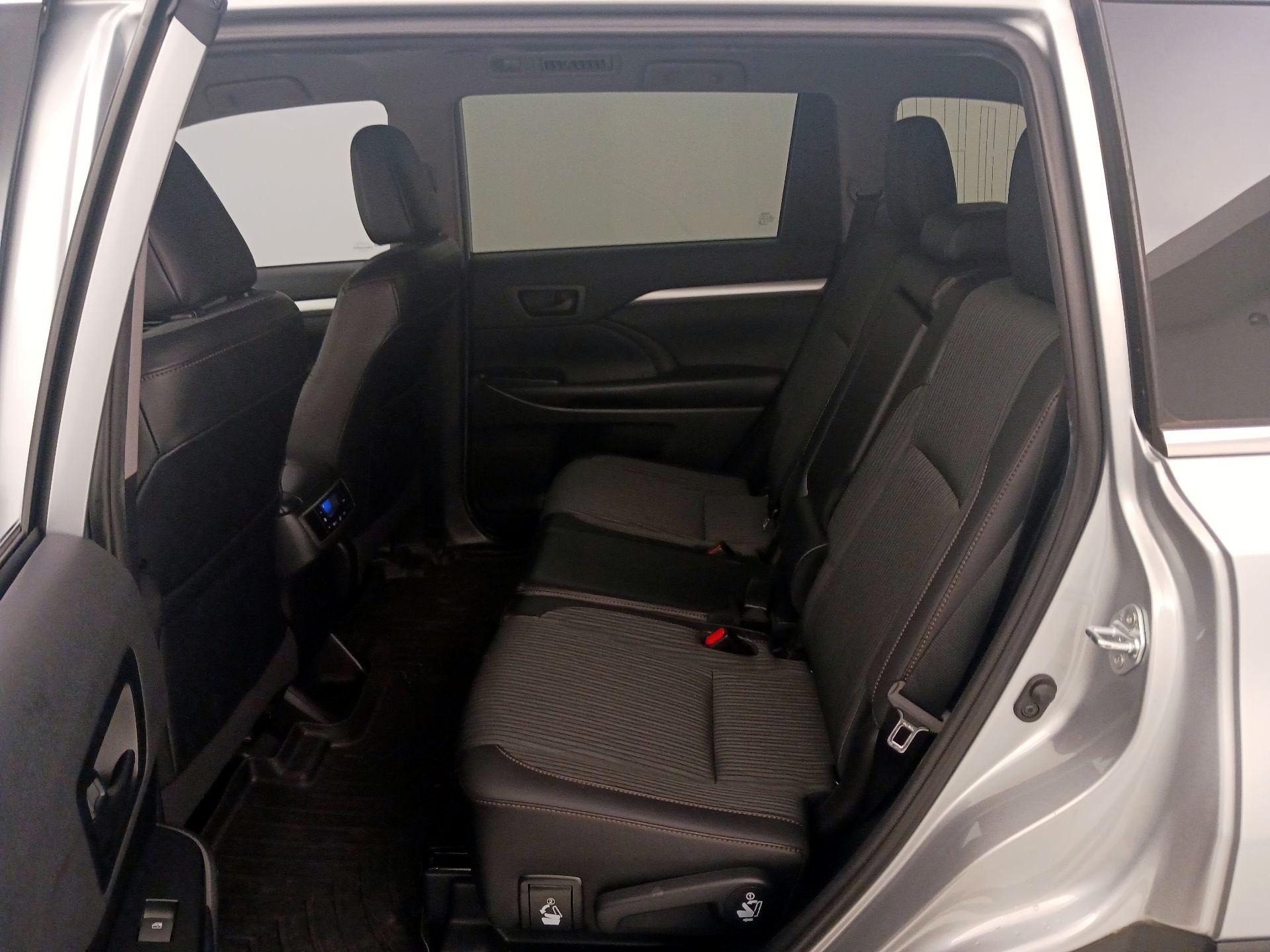 Thumbnail: 2019 Toyota Highlander - 19