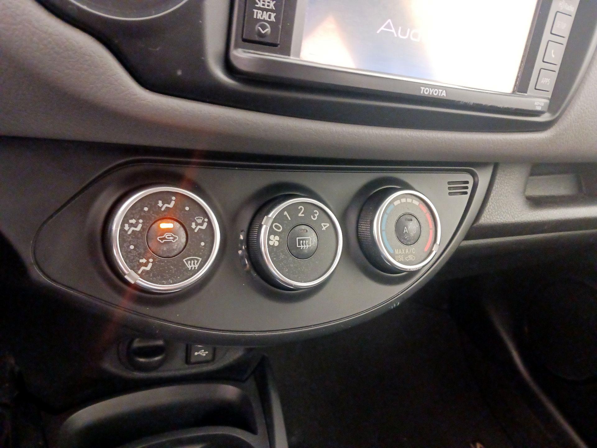 Thumbnail: 2015 Toyota Yaris - 15