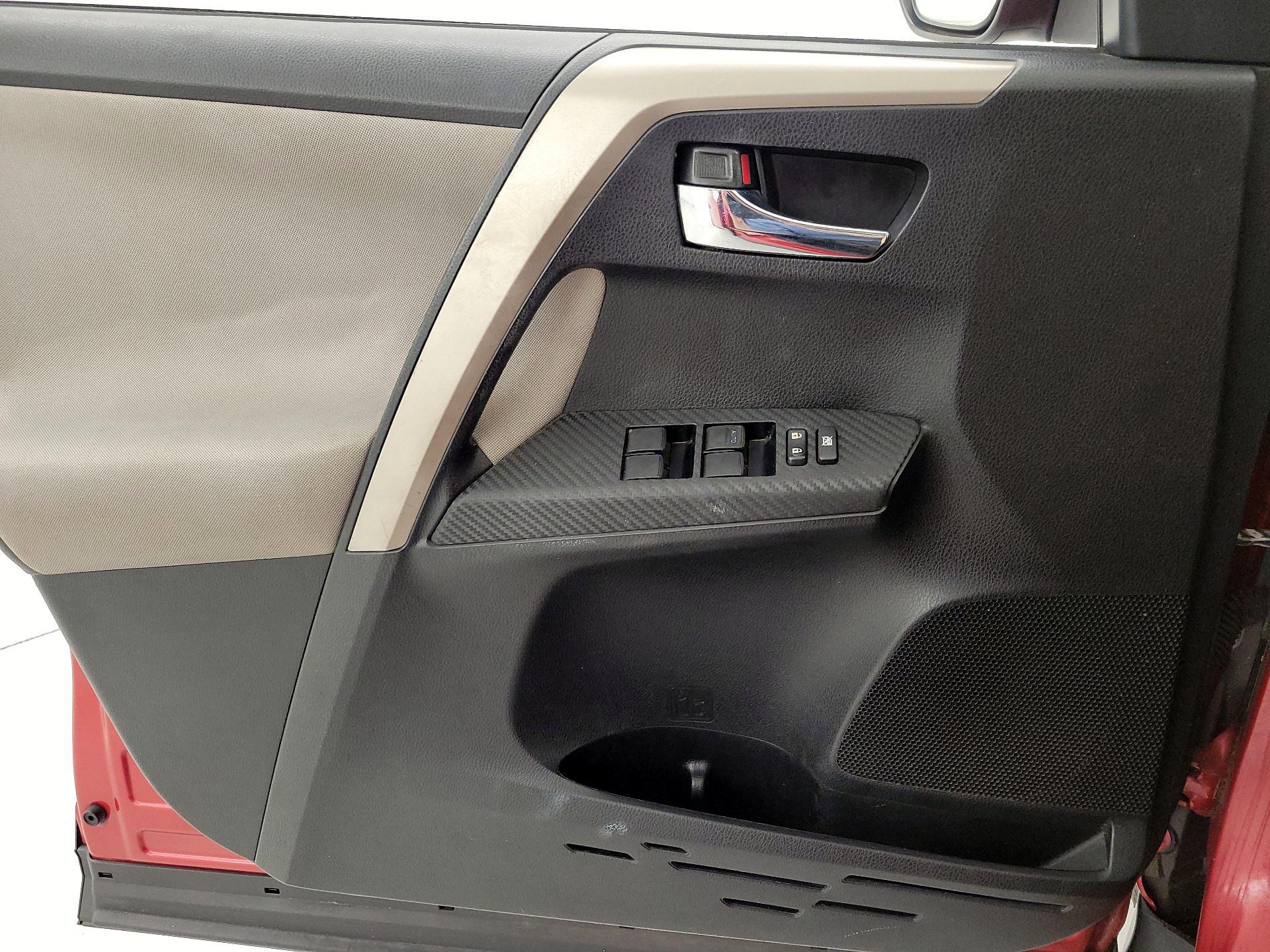 Thumbnail: 2015 Toyota RAV4 - 12