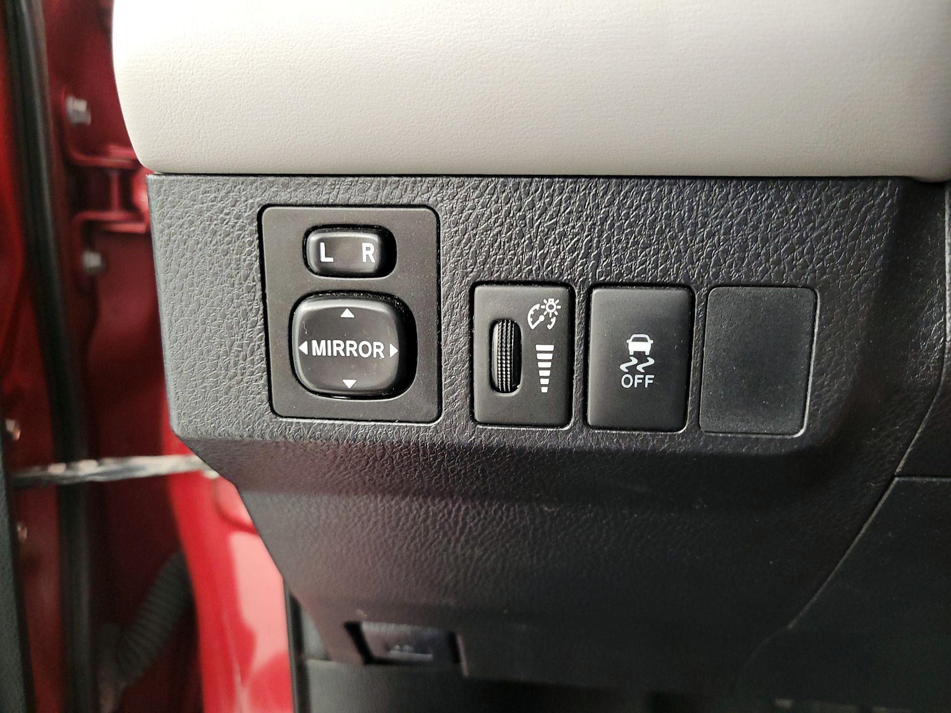 Thumbnail: 2015 Toyota RAV4 - 13