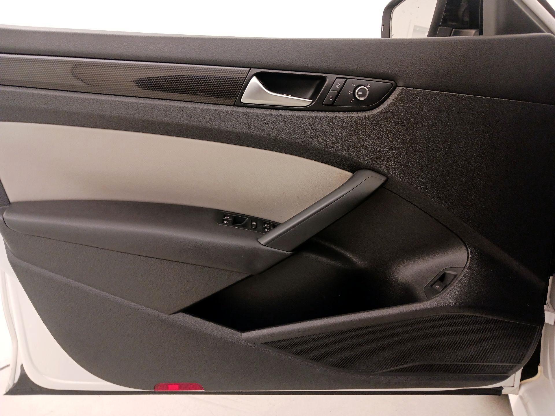 Thumbnail: 2015 Volkswagen Passat - 12