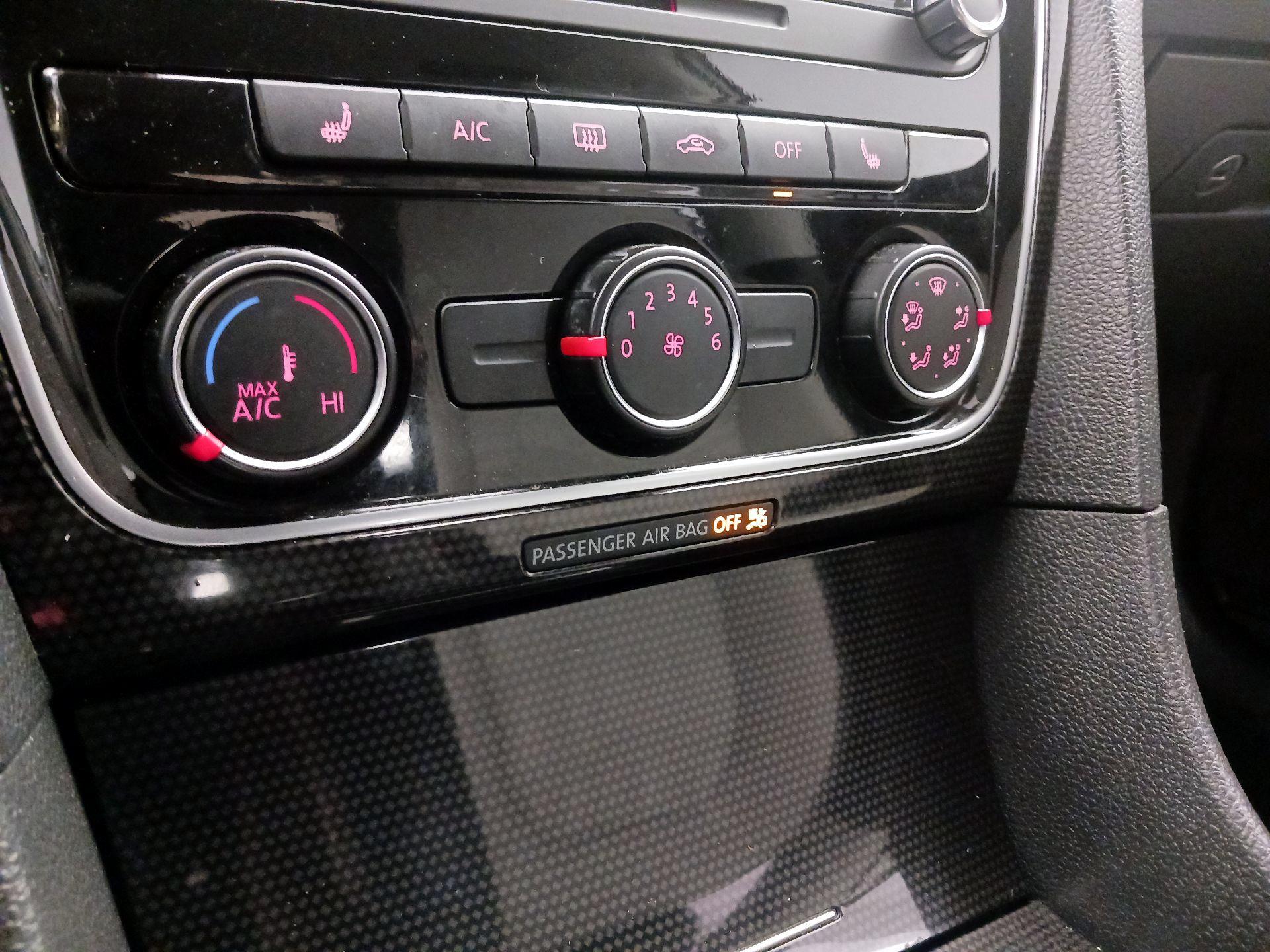 Thumbnail: 2015 Volkswagen Passat - 16