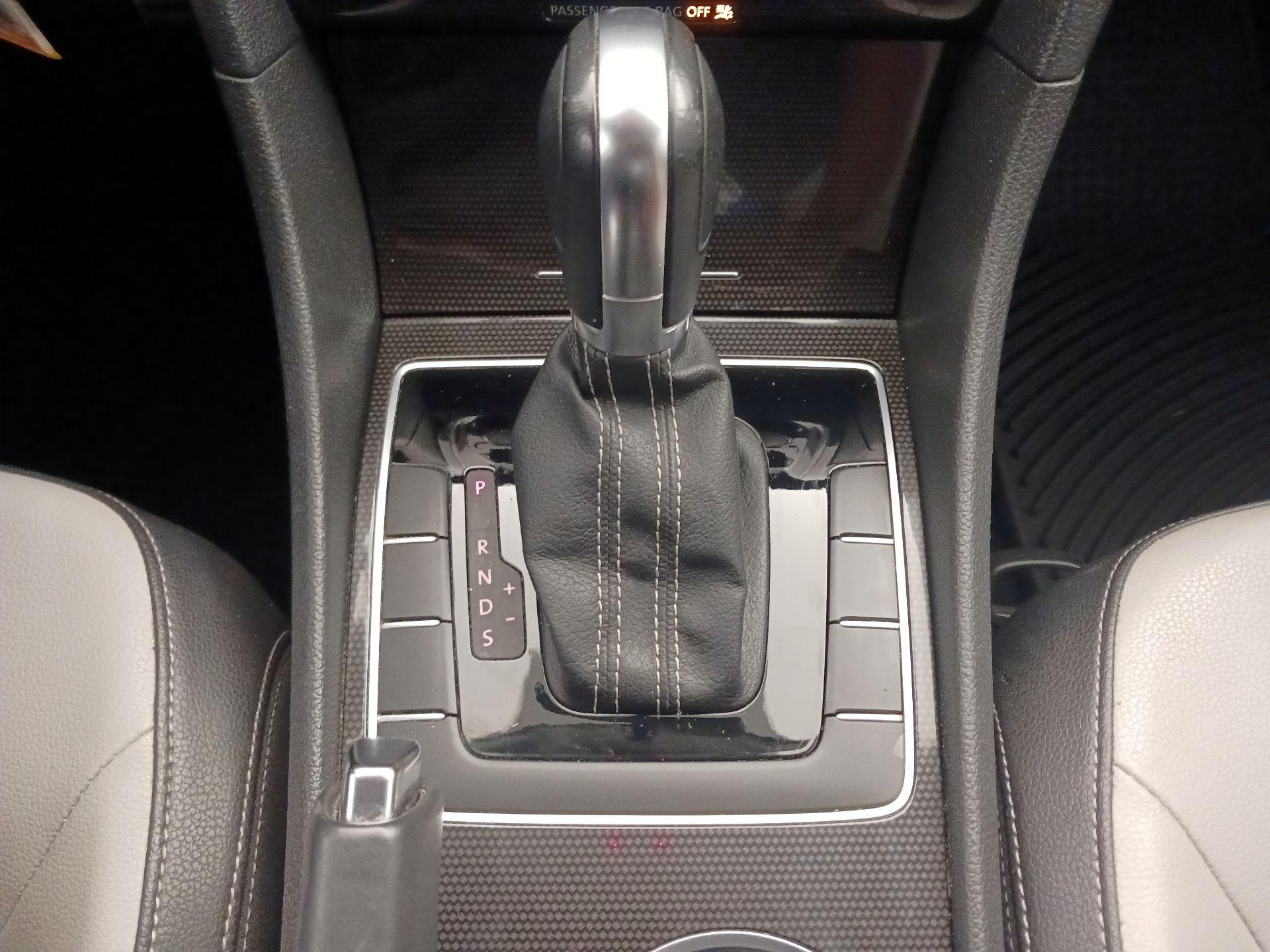 Thumbnail: 2015 Volkswagen Passat - 17