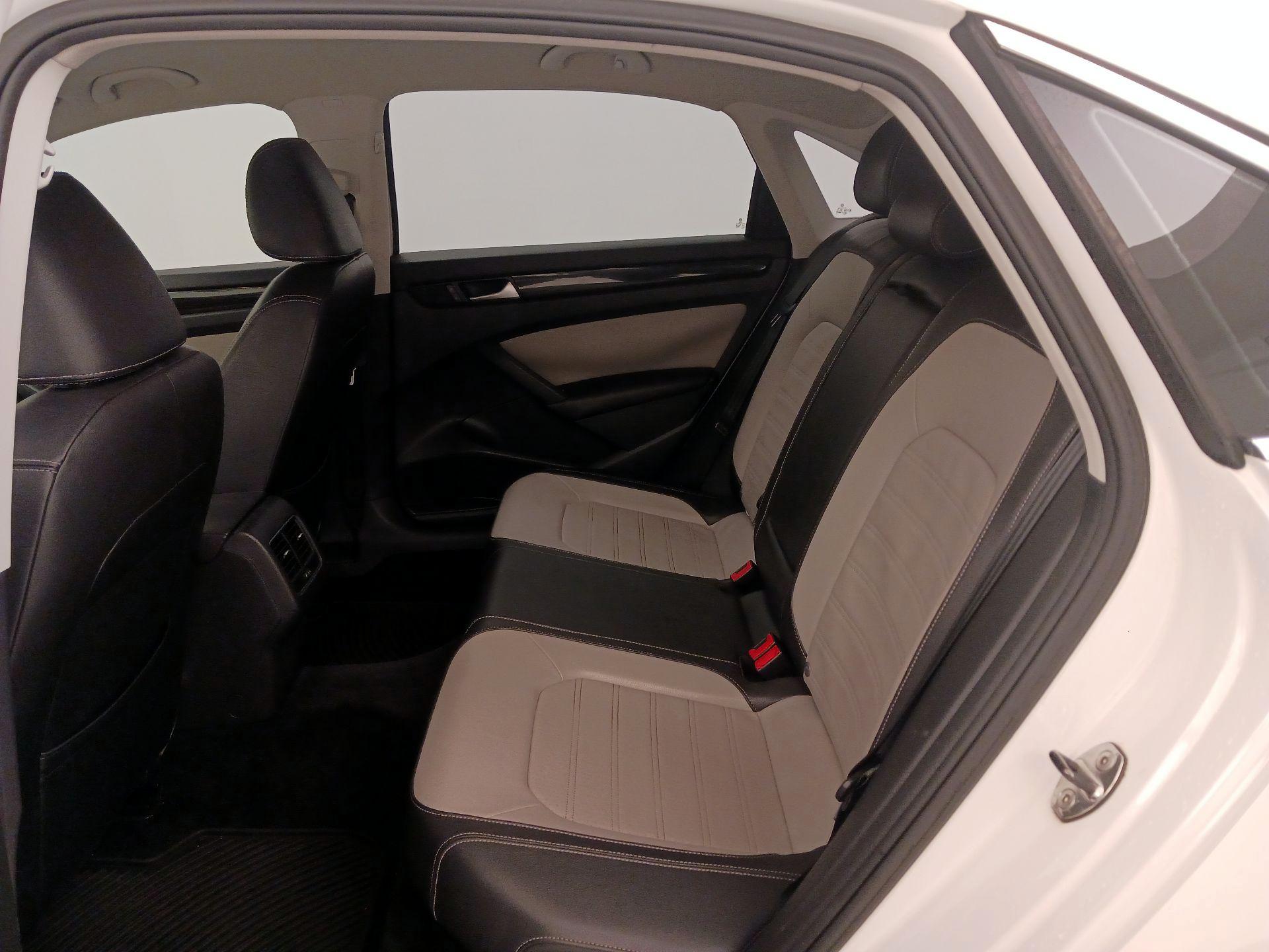 Thumbnail: 2015 Volkswagen Passat - 19
