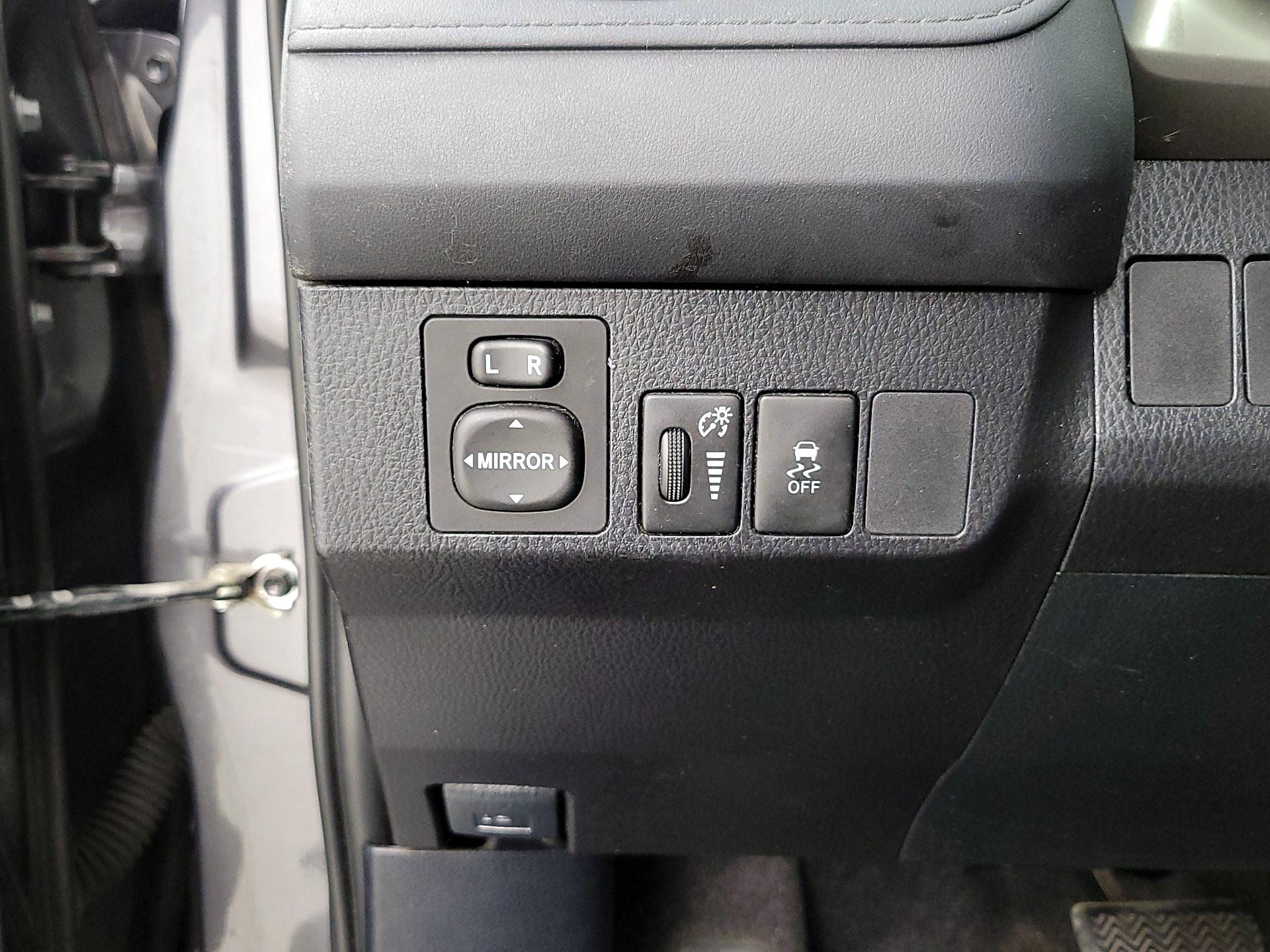 Thumbnail: 2015 Toyota RAV4 - 13