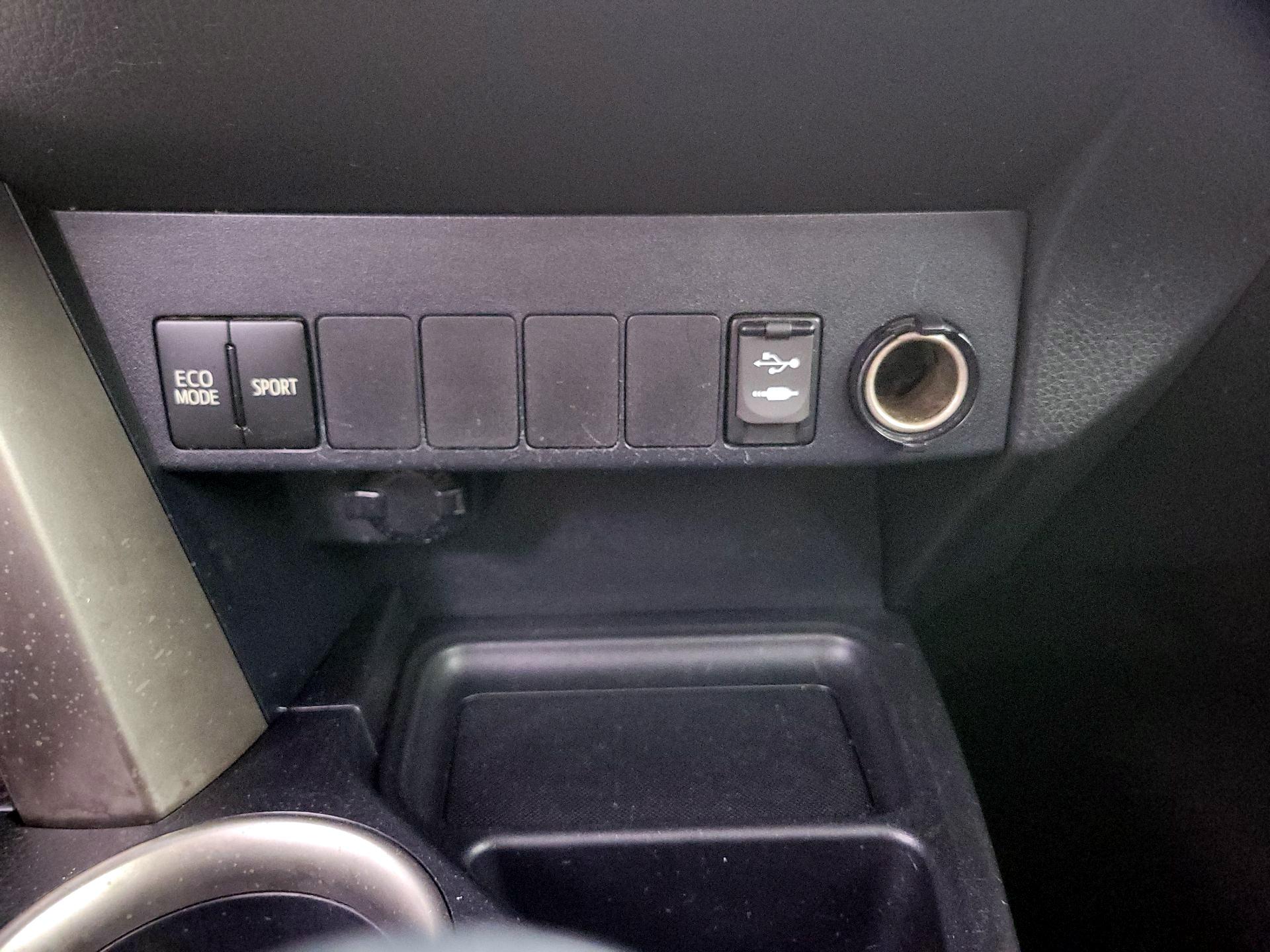 Thumbnail: 2015 Toyota RAV4 - 18