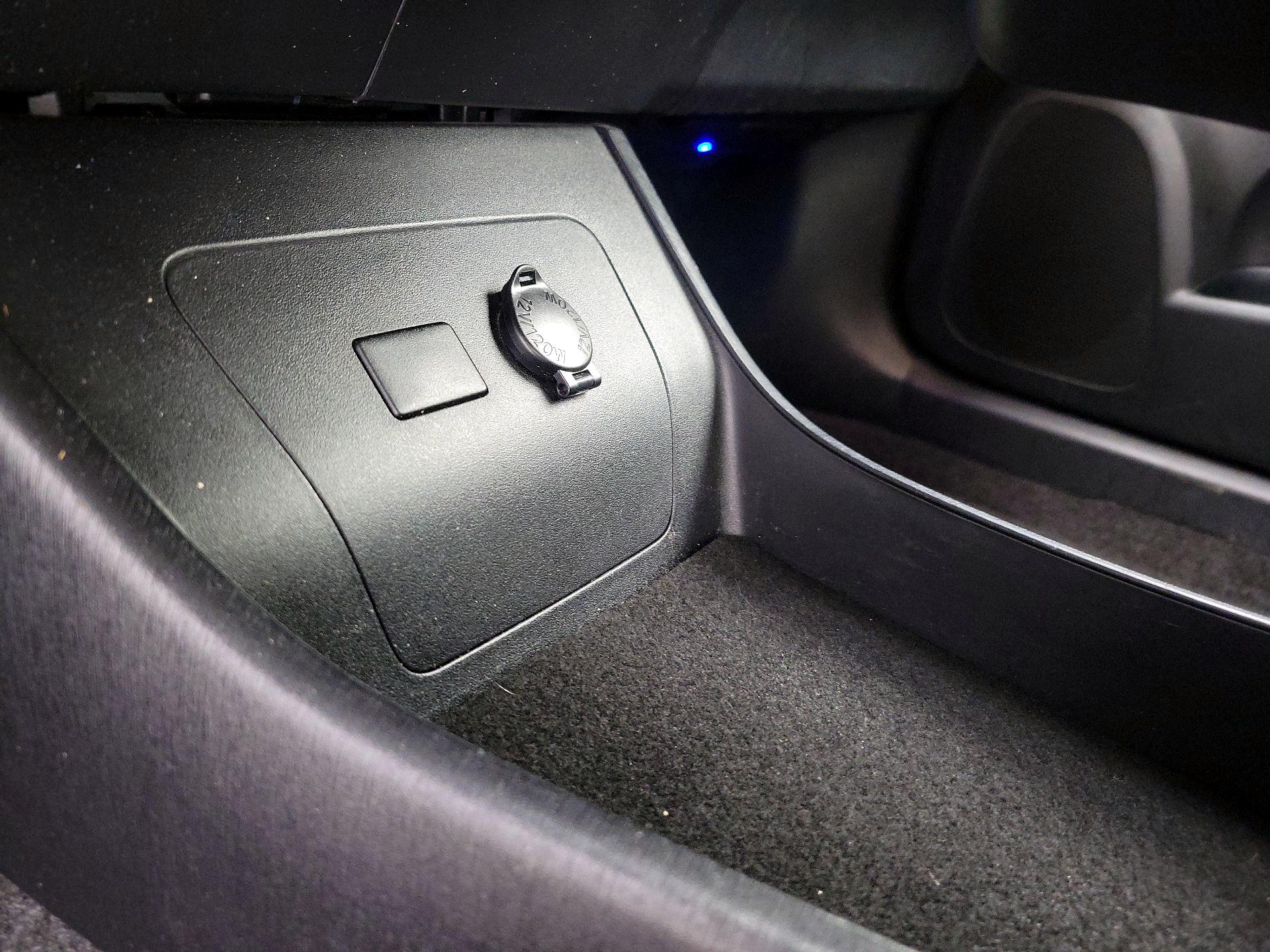 Thumbnail: 2015 Toyota Prius - 18