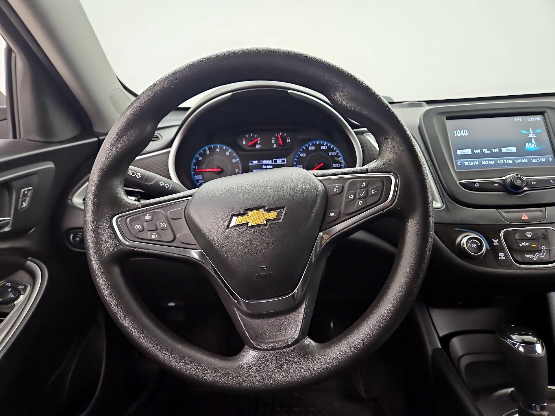Thumbnail: 2017 Chevrolet Malibu - 10