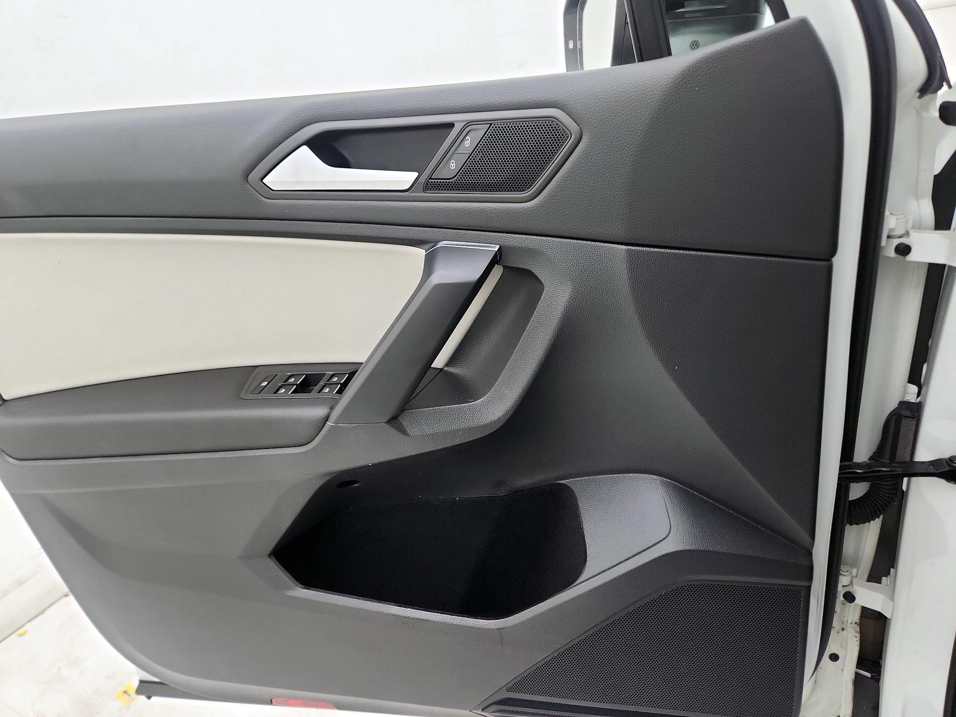 Thumbnail: 2021 Volkswagen Tiguan - 12