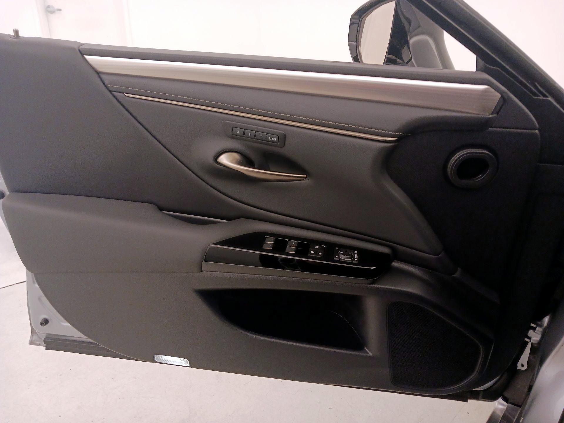 Thumbnail: 2022 Lexus ES - 12