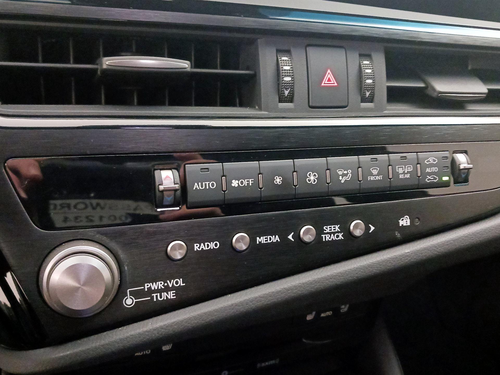 Thumbnail: 2022 Lexus ES - 16