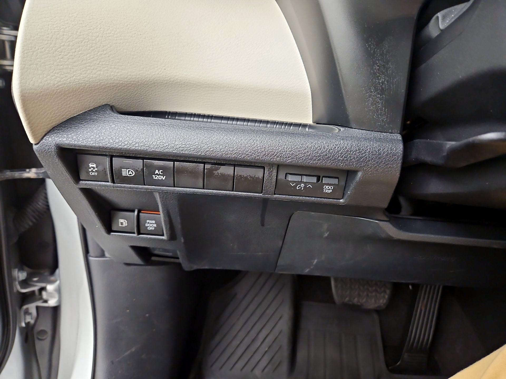 Thumbnail: 2022 Toyota Sienna - 13