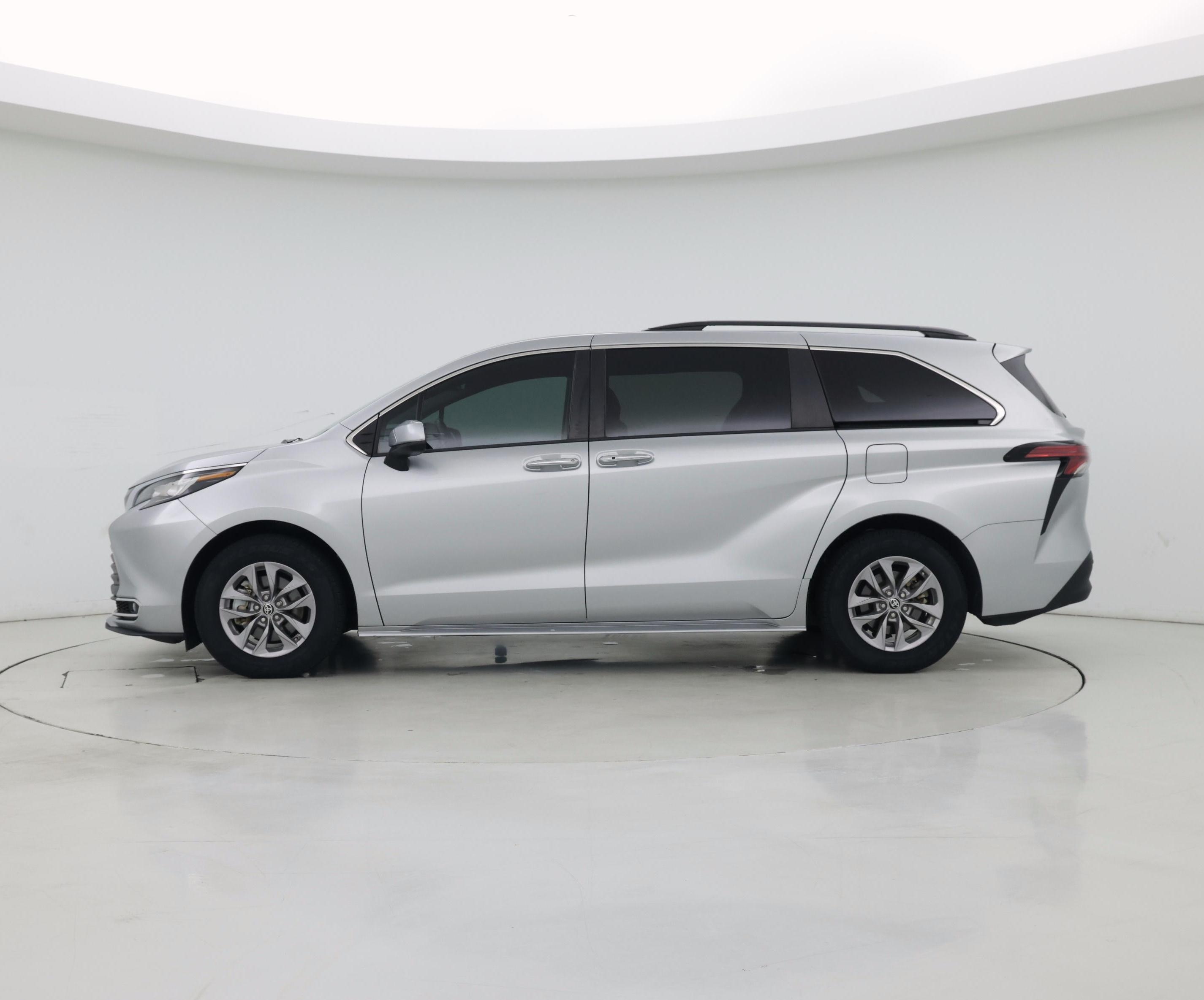 Thumbnail: 2022 Toyota Sienna - 3