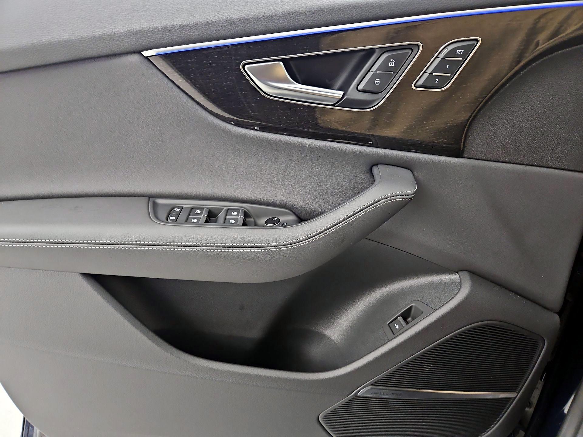 Thumbnail: 2023 Audi Q8 - 12