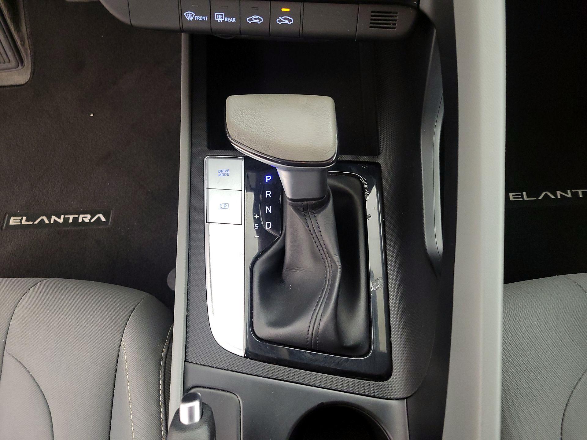 Thumbnail: 2022 Hyundai Elantra - 17