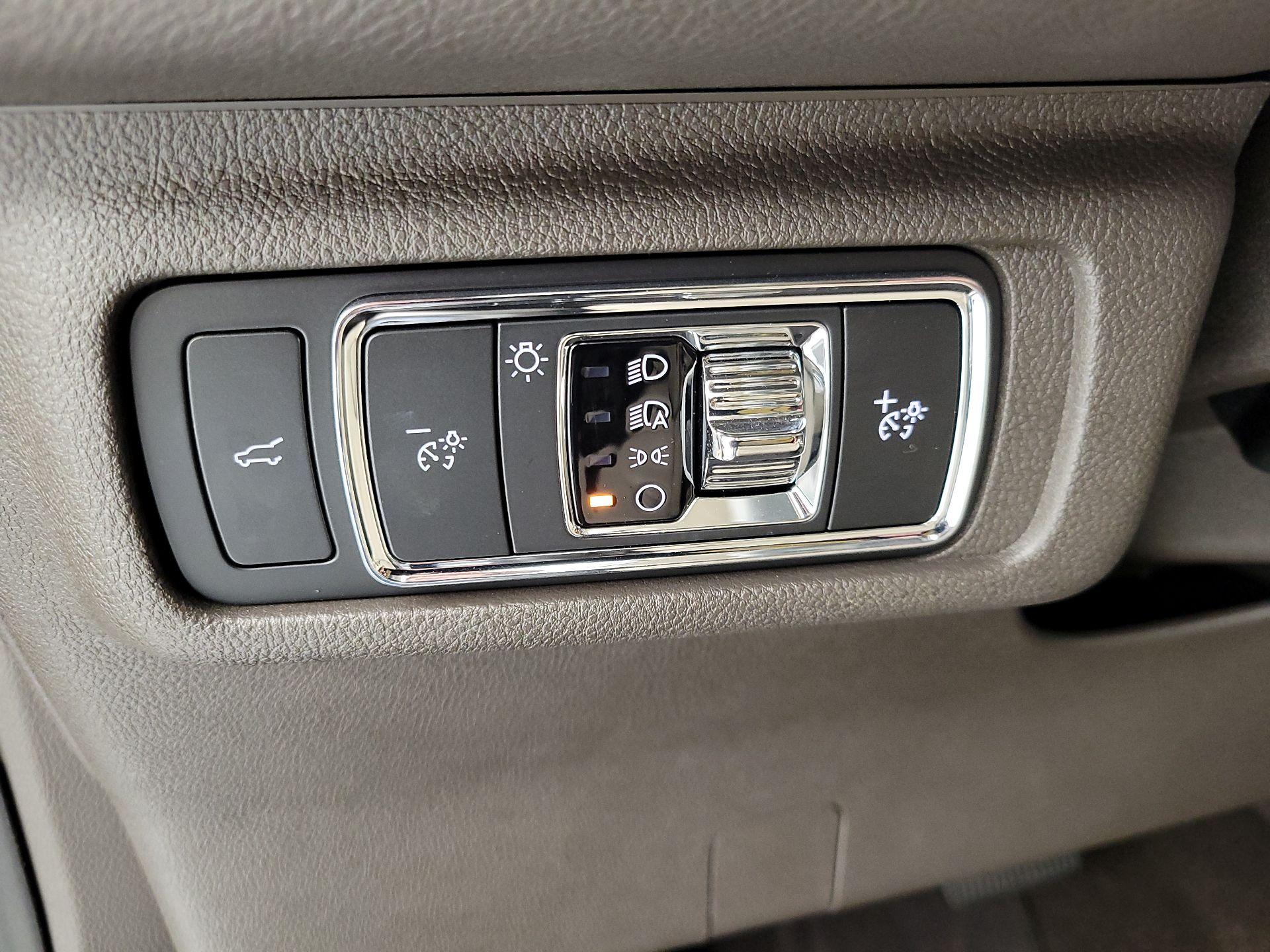 Thumbnail: 2022 Lincoln Corsair - 13