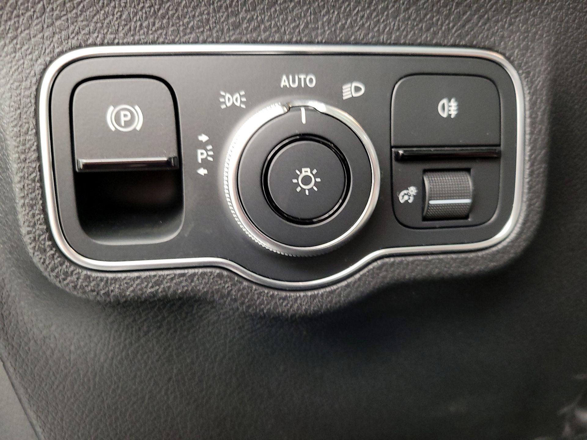 Thumbnail: 2023 Mercedes-Benz GLB - 13