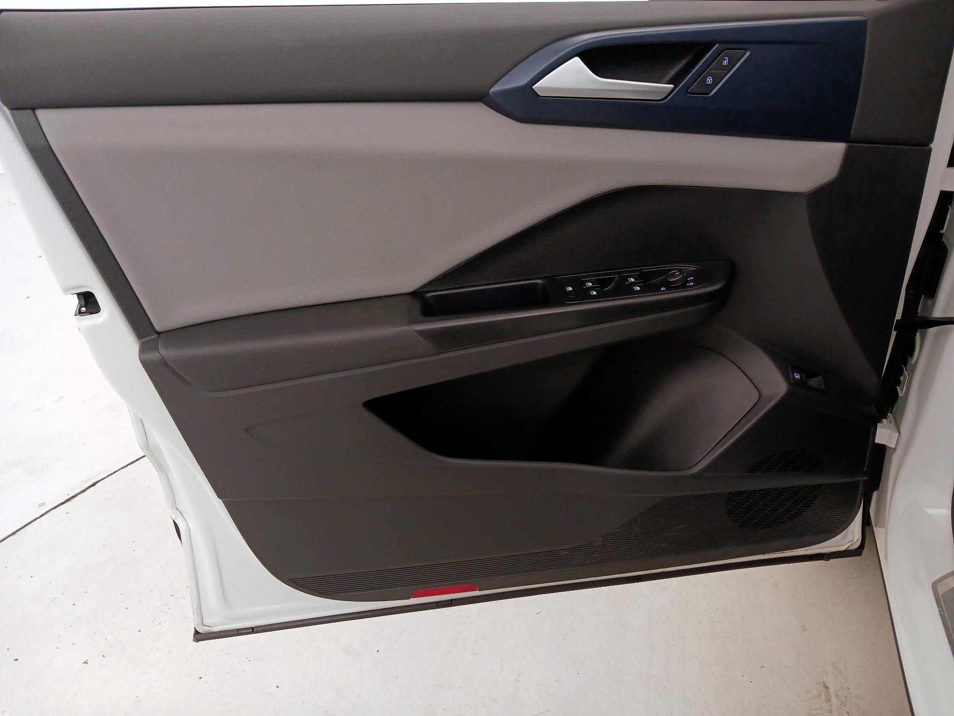 Thumbnail: 2022 Volkswagen Taos - 12