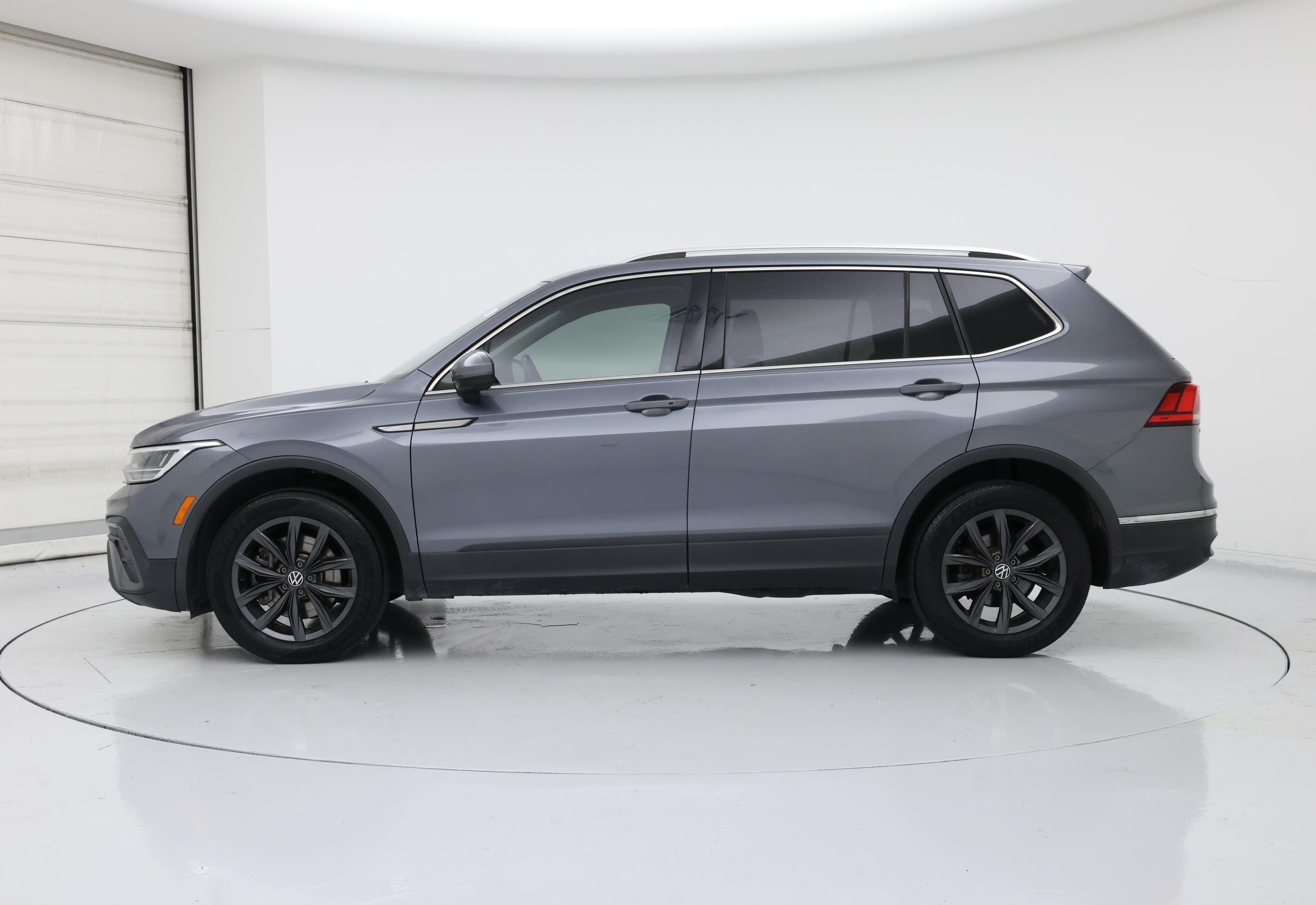 Thumbnail: 2022 Volkswagen Tiguan - 3