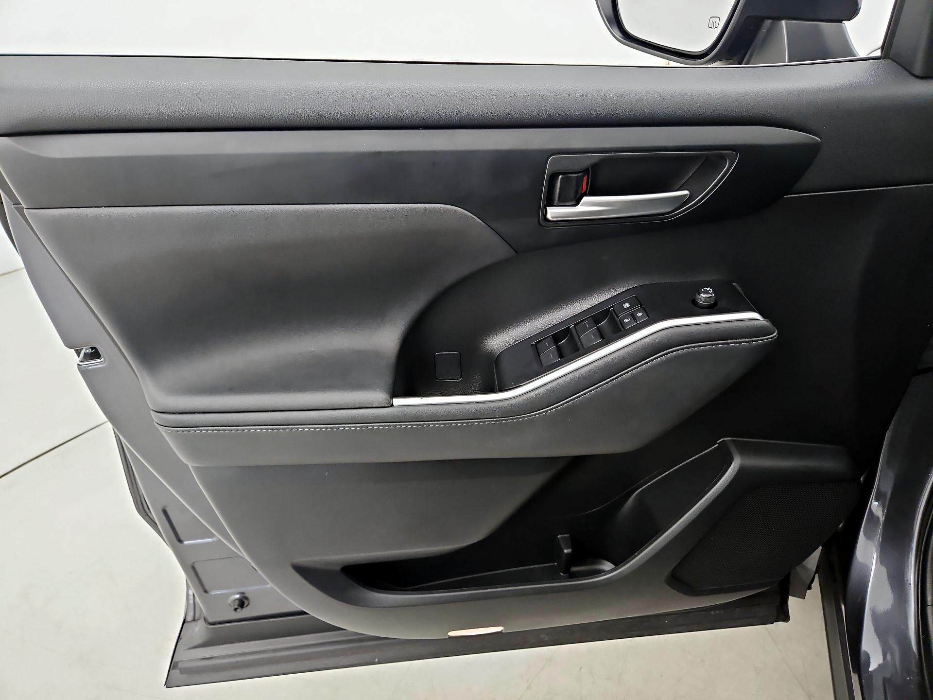 Thumbnail: 2020 Toyota Highlander - 12