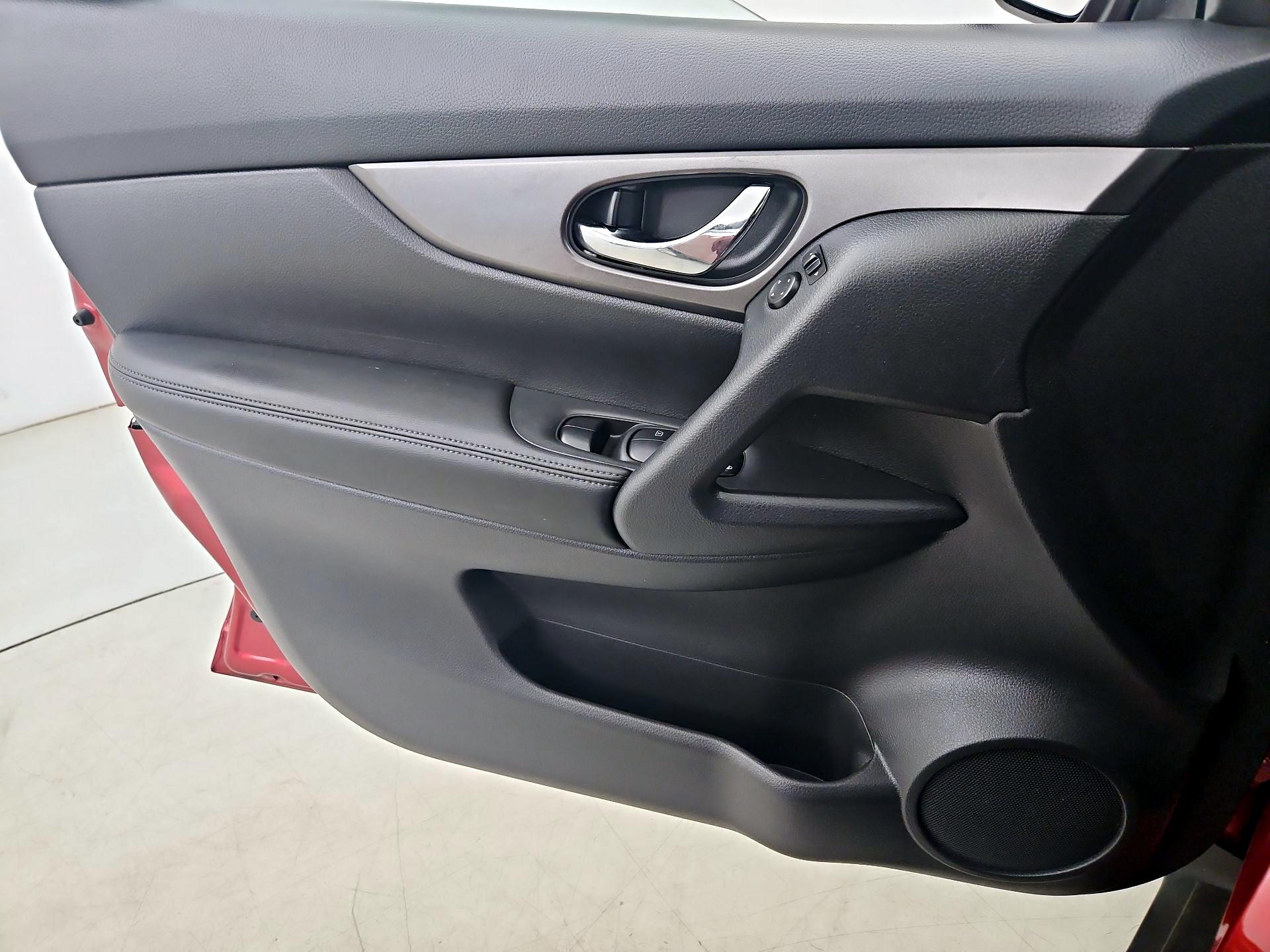 Thumbnail: 2016 Nissan Rogue - 12