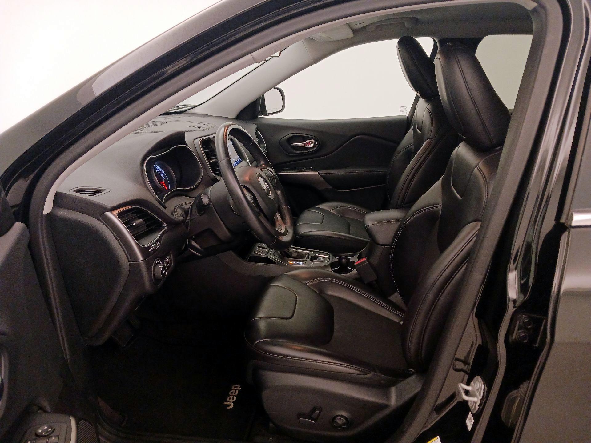 Thumbnail: 2019 Jeep Cherokee - 11