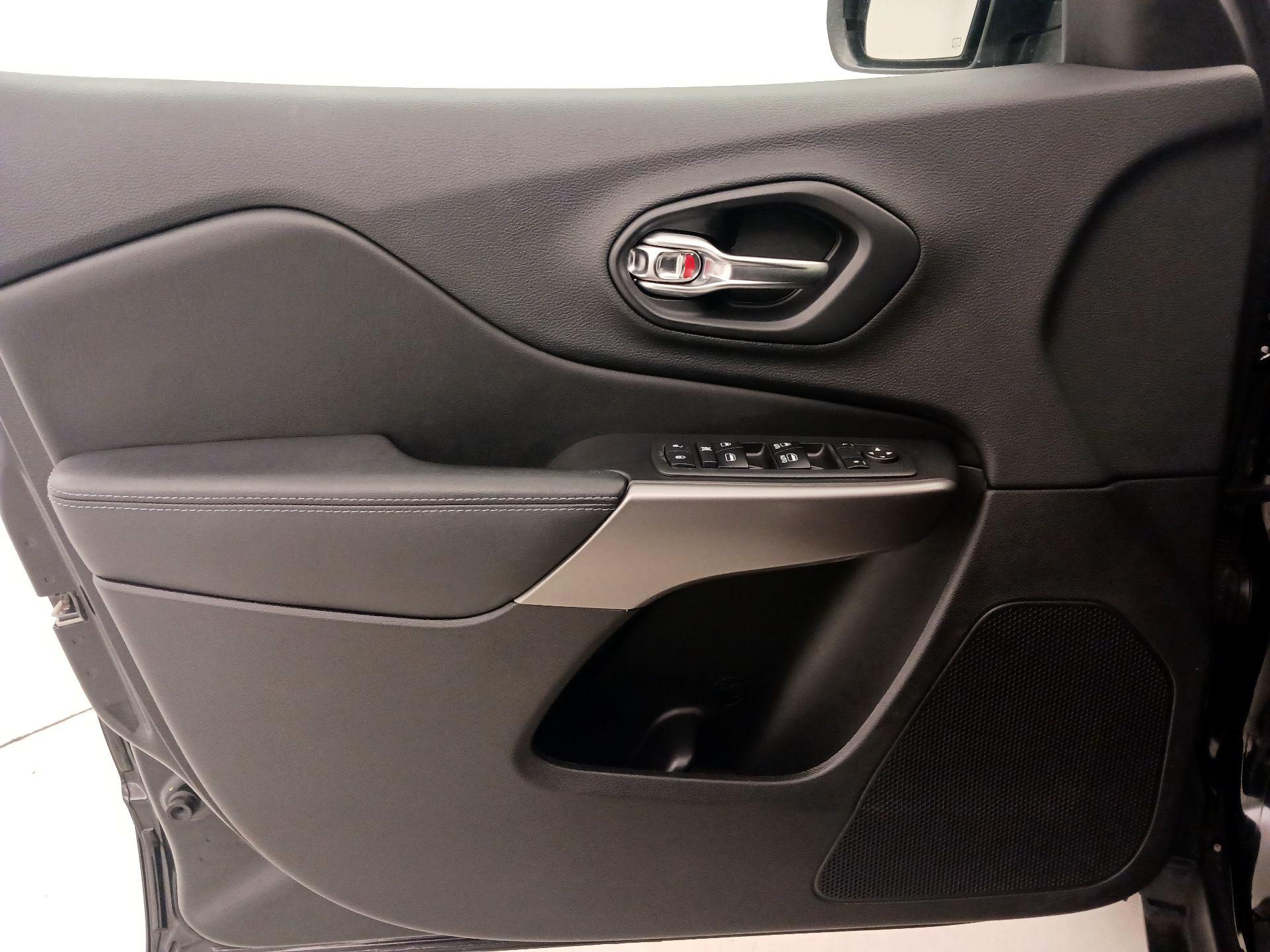 Thumbnail: 2019 Jeep Cherokee - 12